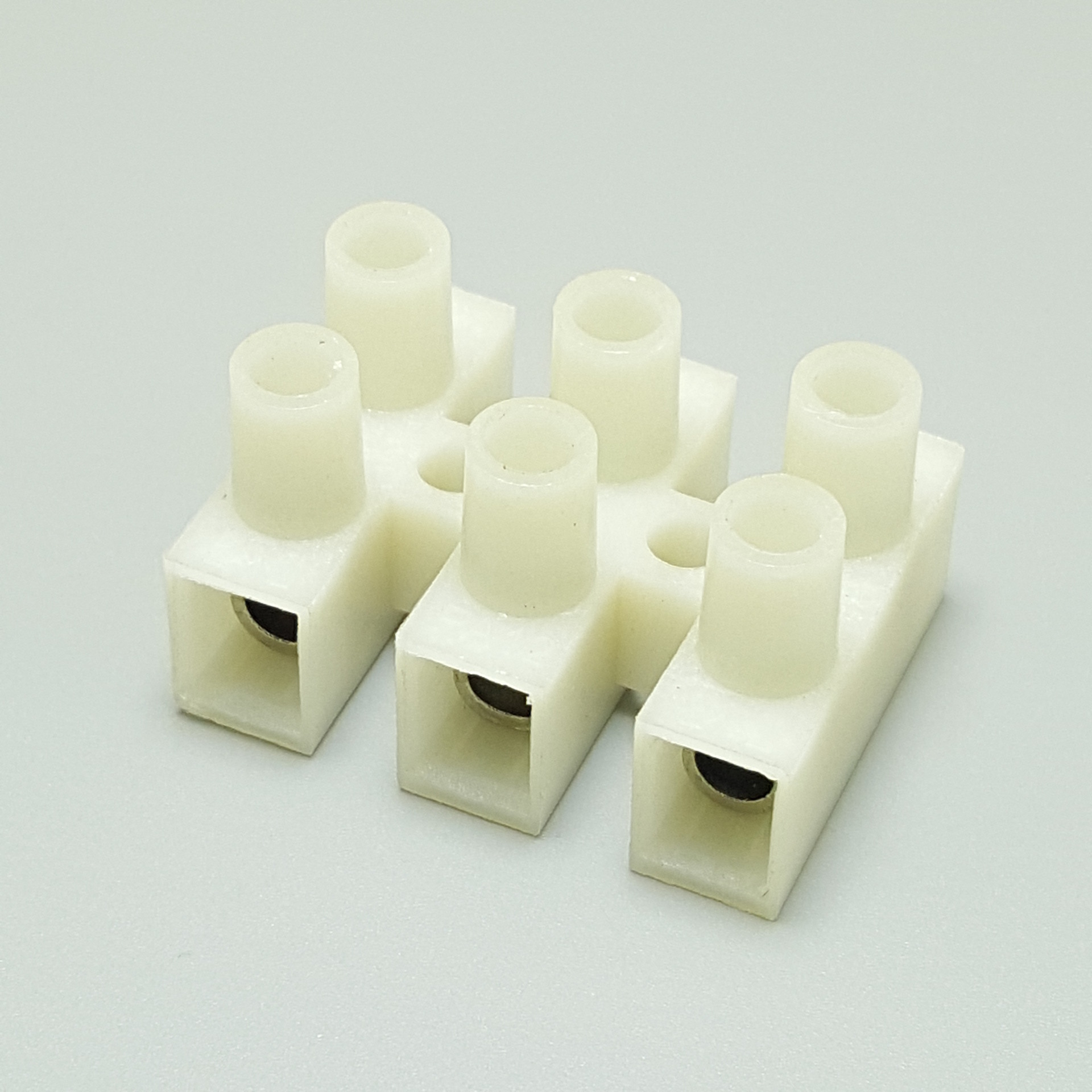 pa8接线端子尼龙12p欧规接线柱5a三位接线排8mm孔距3p端子台