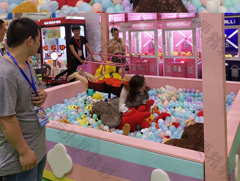 户外广场网红大型真人抓娃娃机设备儿童游乐项目租赁厂家批发出租