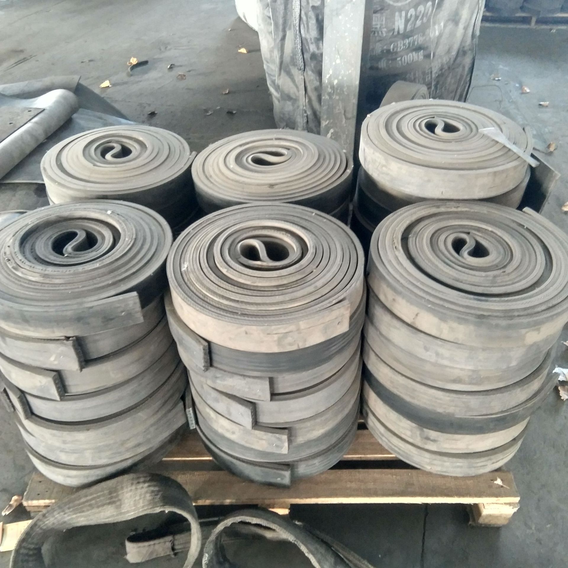 批发零售汽车厢大梁垫皮 抗冲击耐老化钢丝帆布旧输送带定制加工