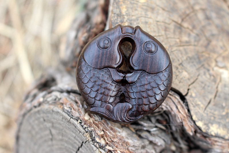 檀木挂件双鱼戏珠紫光檀实木雕刻文玩工艺品批发黑檀鱼手把件