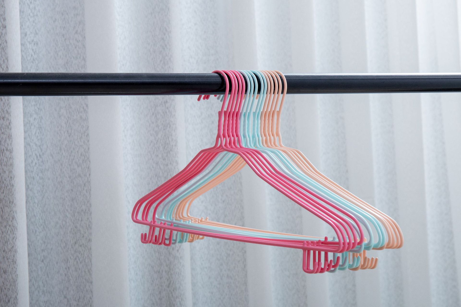 厂家批发新款欧式带钩衣架 40cm成人浸塑马卡龙家用防滑晾衣架子