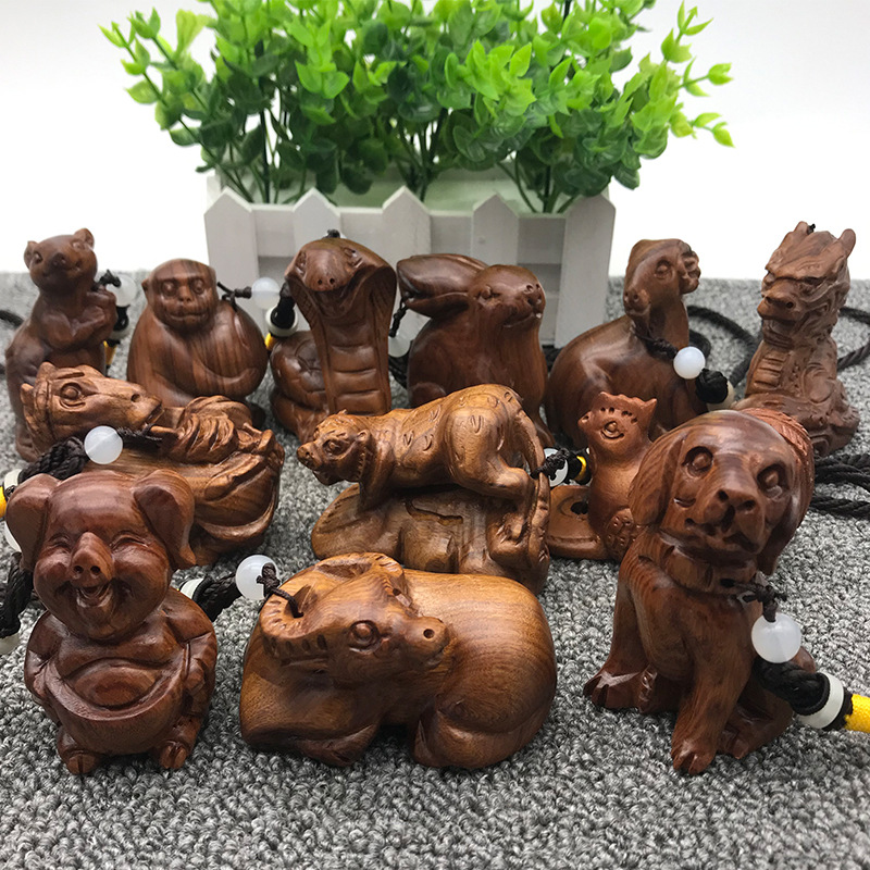 批发十二生肖手把件实木雕刻把玩件木雕红贵宝木质工艺品摆摊货源