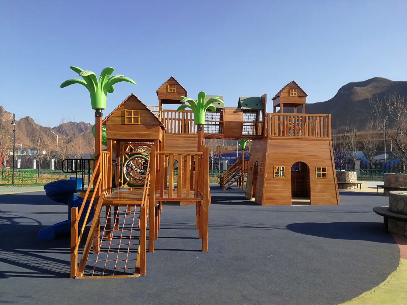 厂家非标定制不锈钢滑梯大型商场内高空螺旋游乐设备消防逃生通道