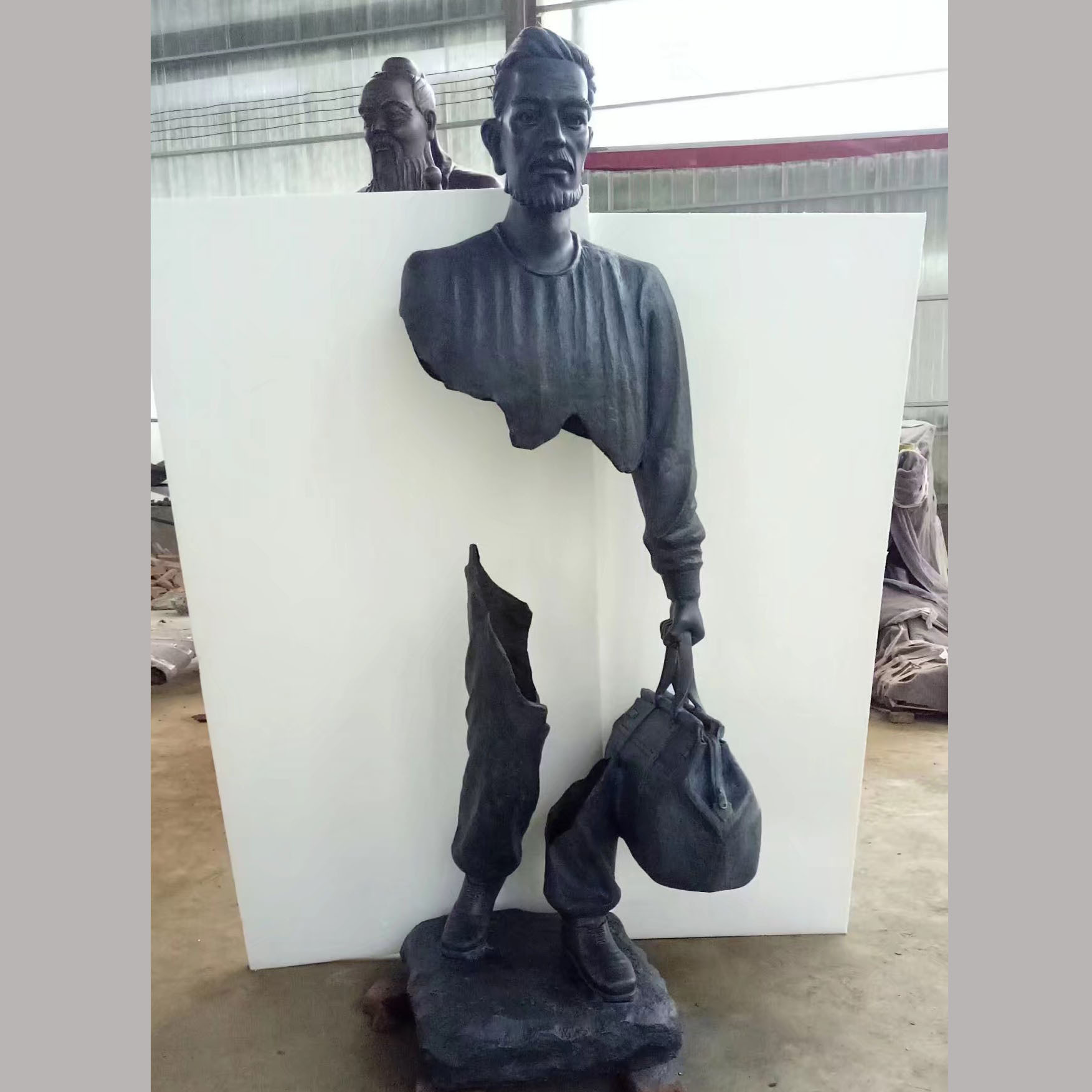 车站码头公园街头旅行者空心人雕塑抽象人物铜雕抽空的人铸铜雕像