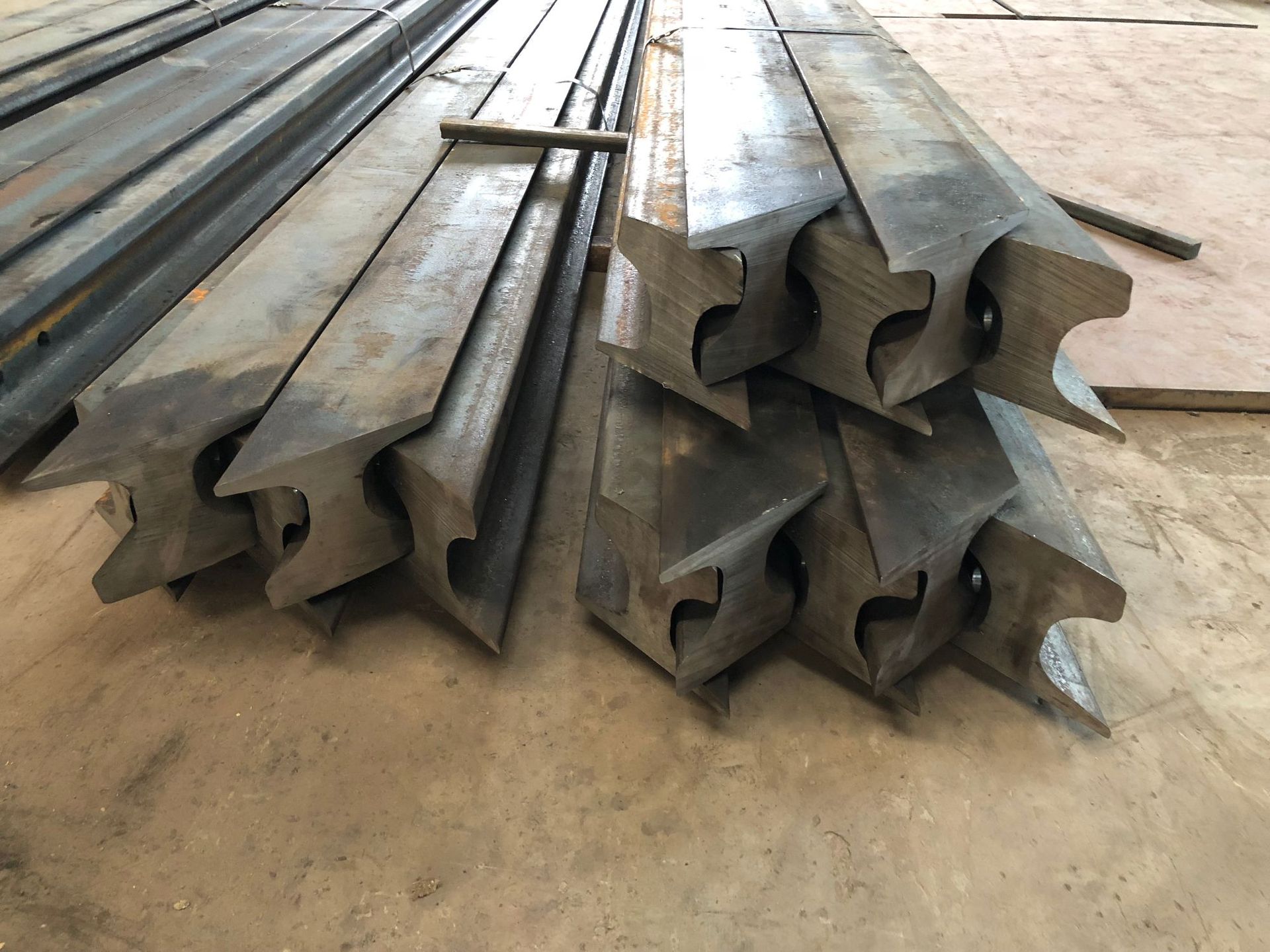 可来图来样加工各种异形钢轨,铣圆,铣方,开槽,钻孔都能加工