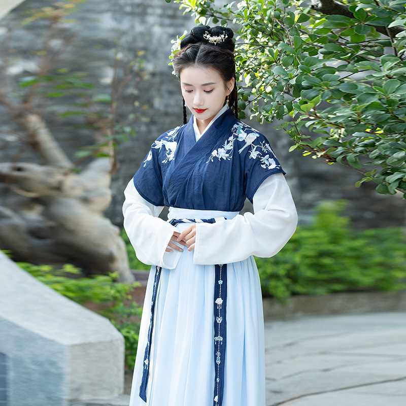 实拍中国风汉服女春夏装刺绣淡雅交领半臂上襦内搭长袖下裙三件套