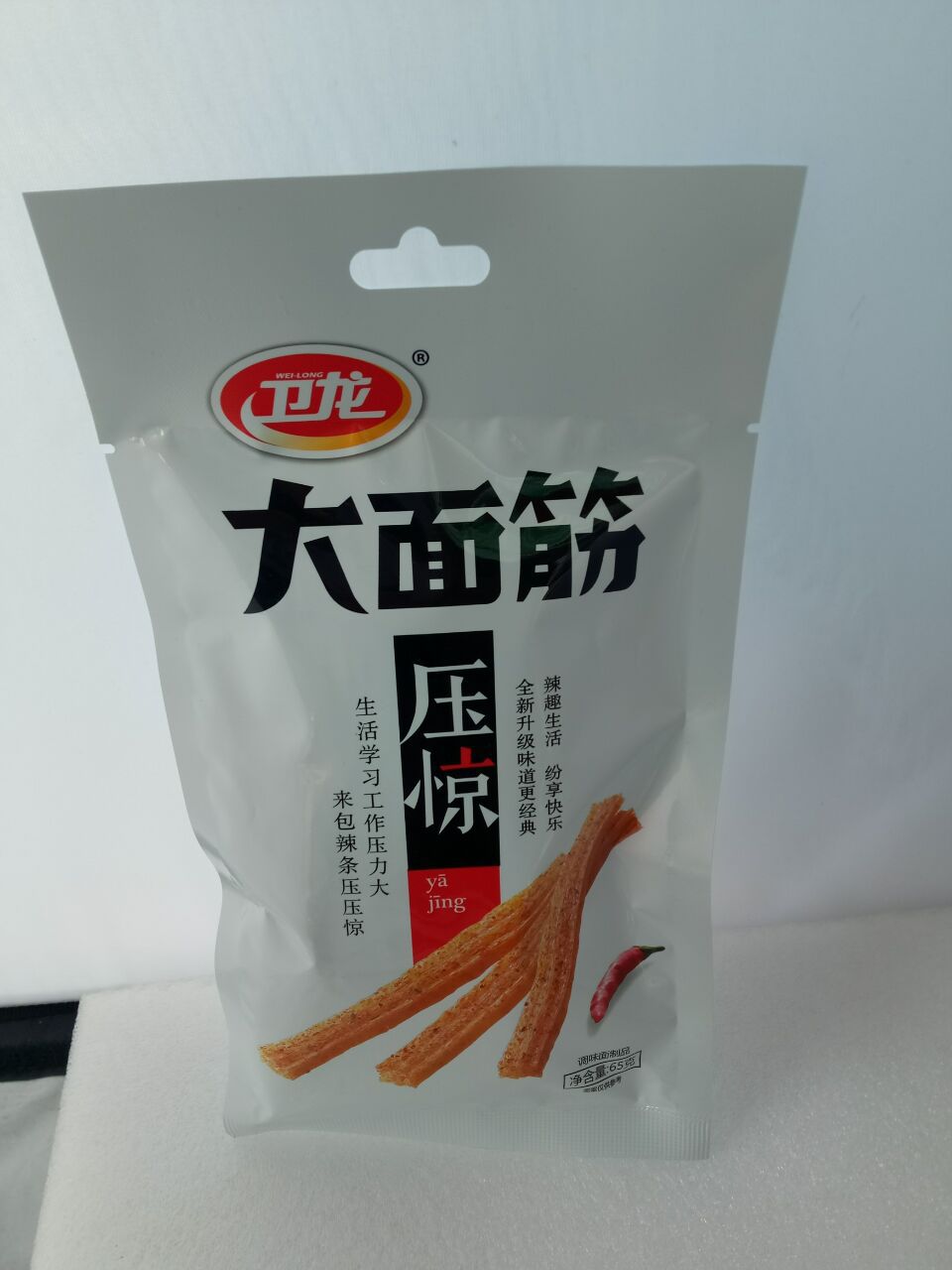 卫龙大面筋65g任性冷静压惊约吗60g小面筋辣条袋装零食小吃批发
