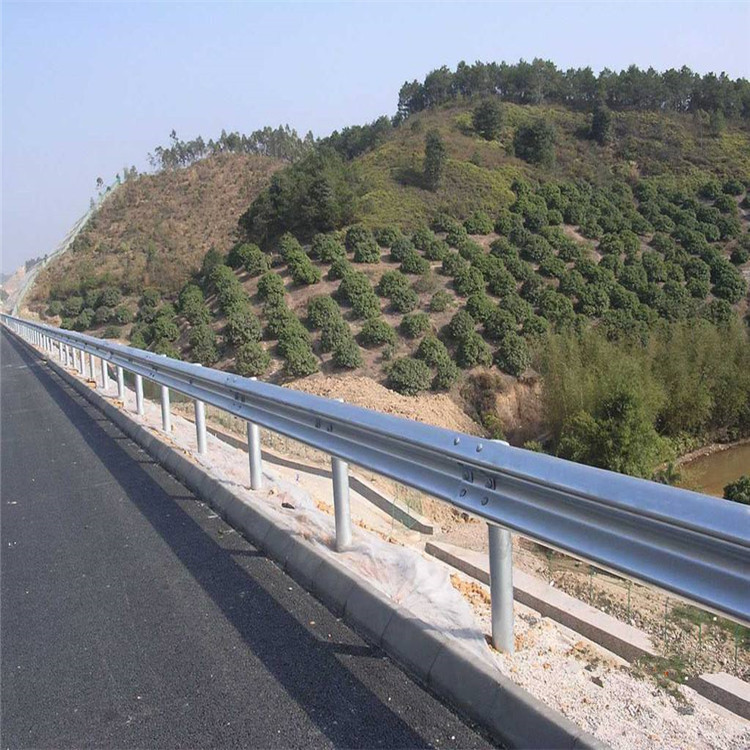 河南开封波形护栏高速公路板热镀锌钢道路防撞护栏交通防撞围栏