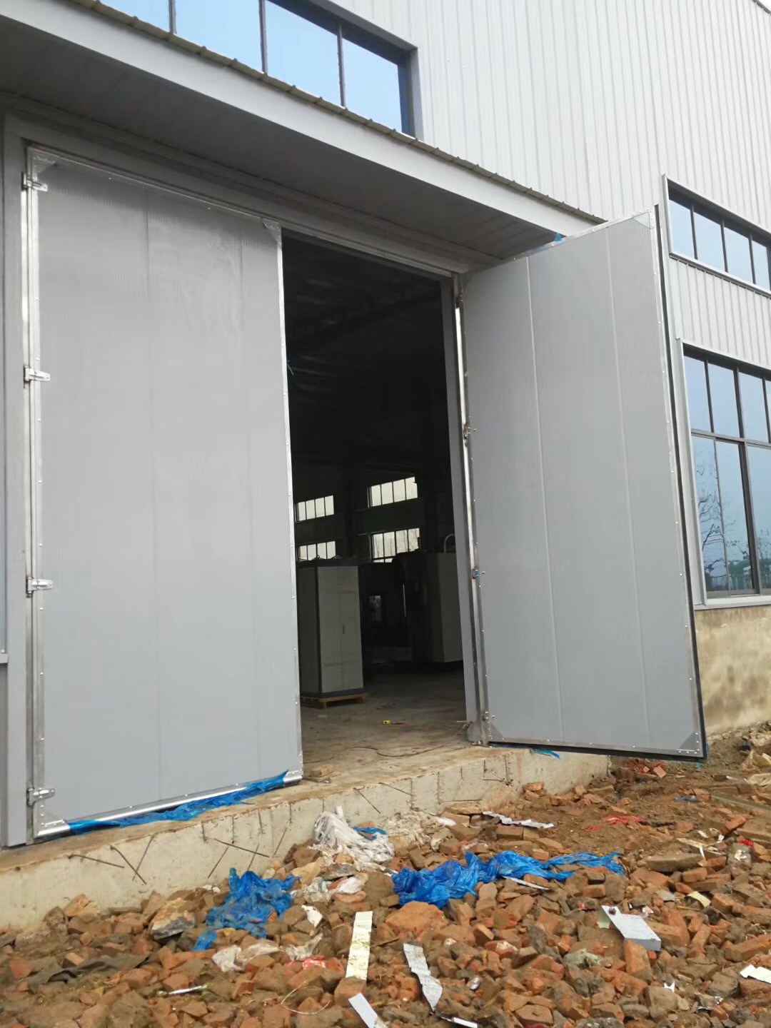 工程实景图 保温钢大门 平开钢大门 钢质保温门 钢制平开保温门