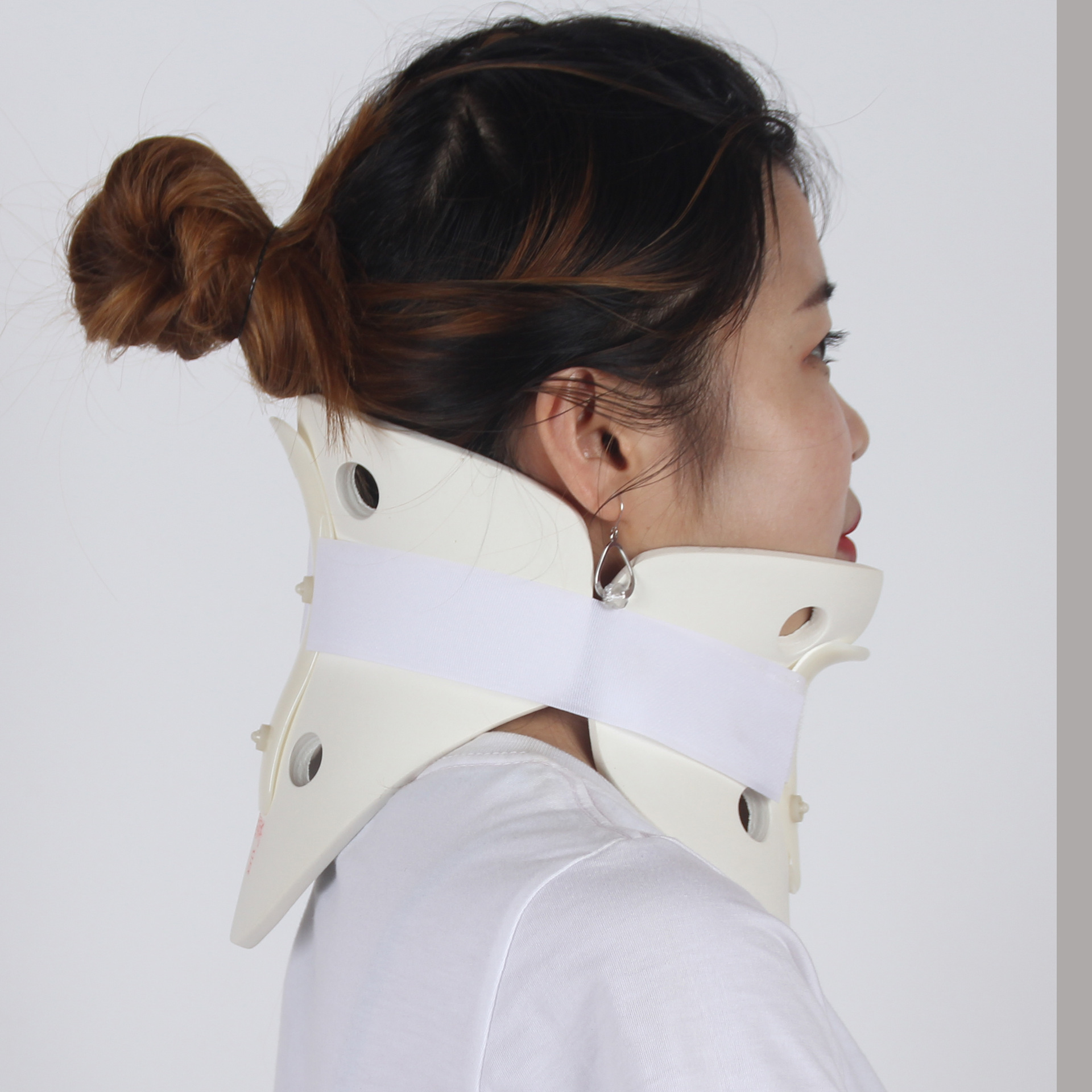 工厂直销白色支撑固定颈托高分子泡沫橡胶护颈 颈椎牵引器固定器