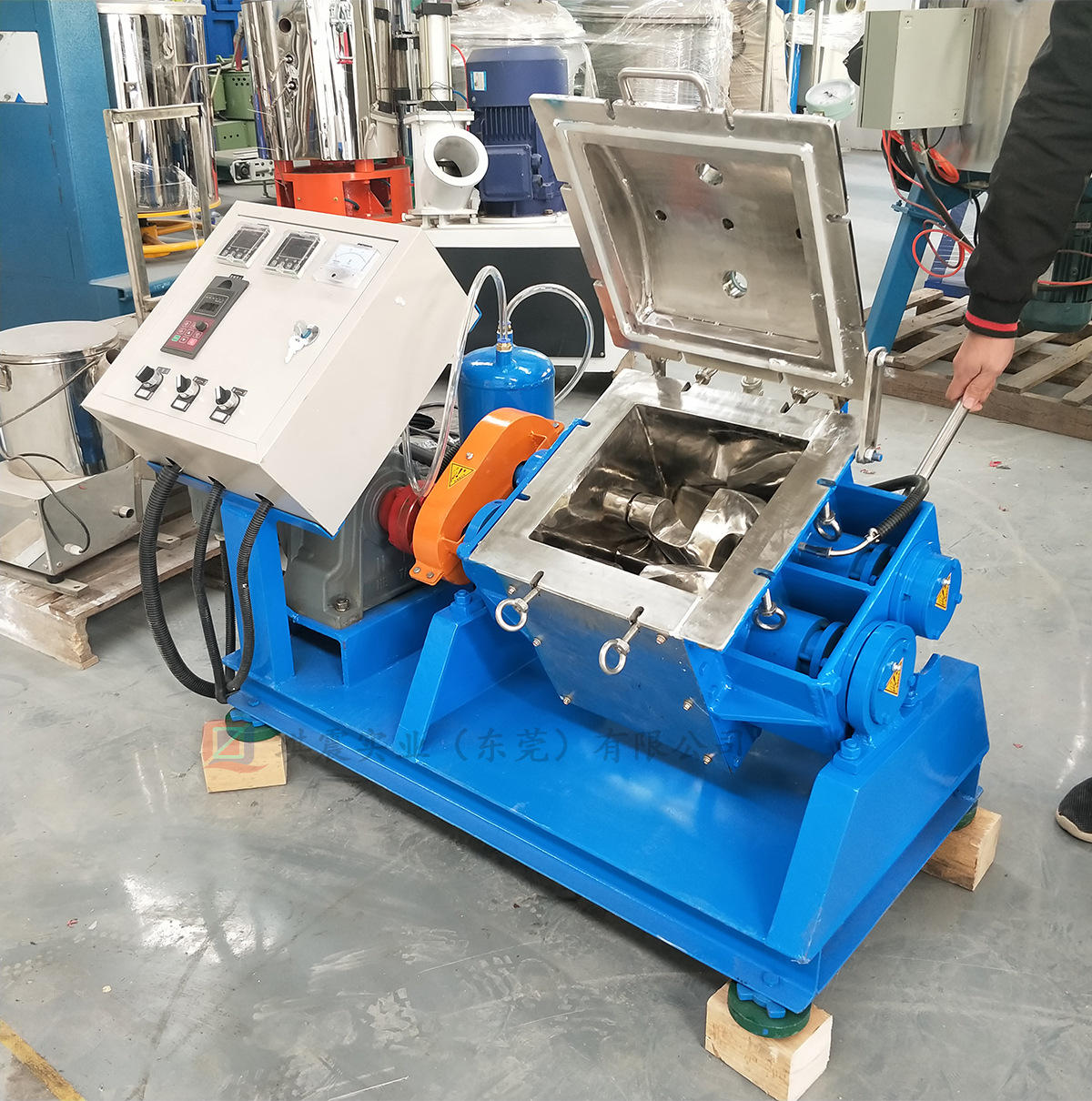 捏合机今天报价走势分析-3000l热熔胶成套捏合机-阿里巴巴