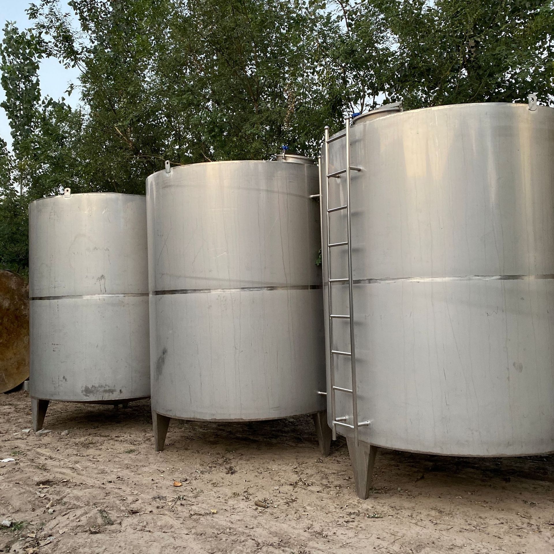 厂家供应不锈钢大型储罐 食品厂储油储料罐 大型立式饮料储罐定做