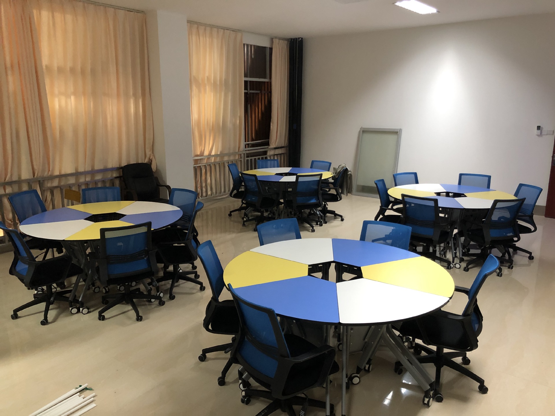 东莞厂家直销可自由组合多功能拼接桌 互动课堂桌椅 用于学校办公室