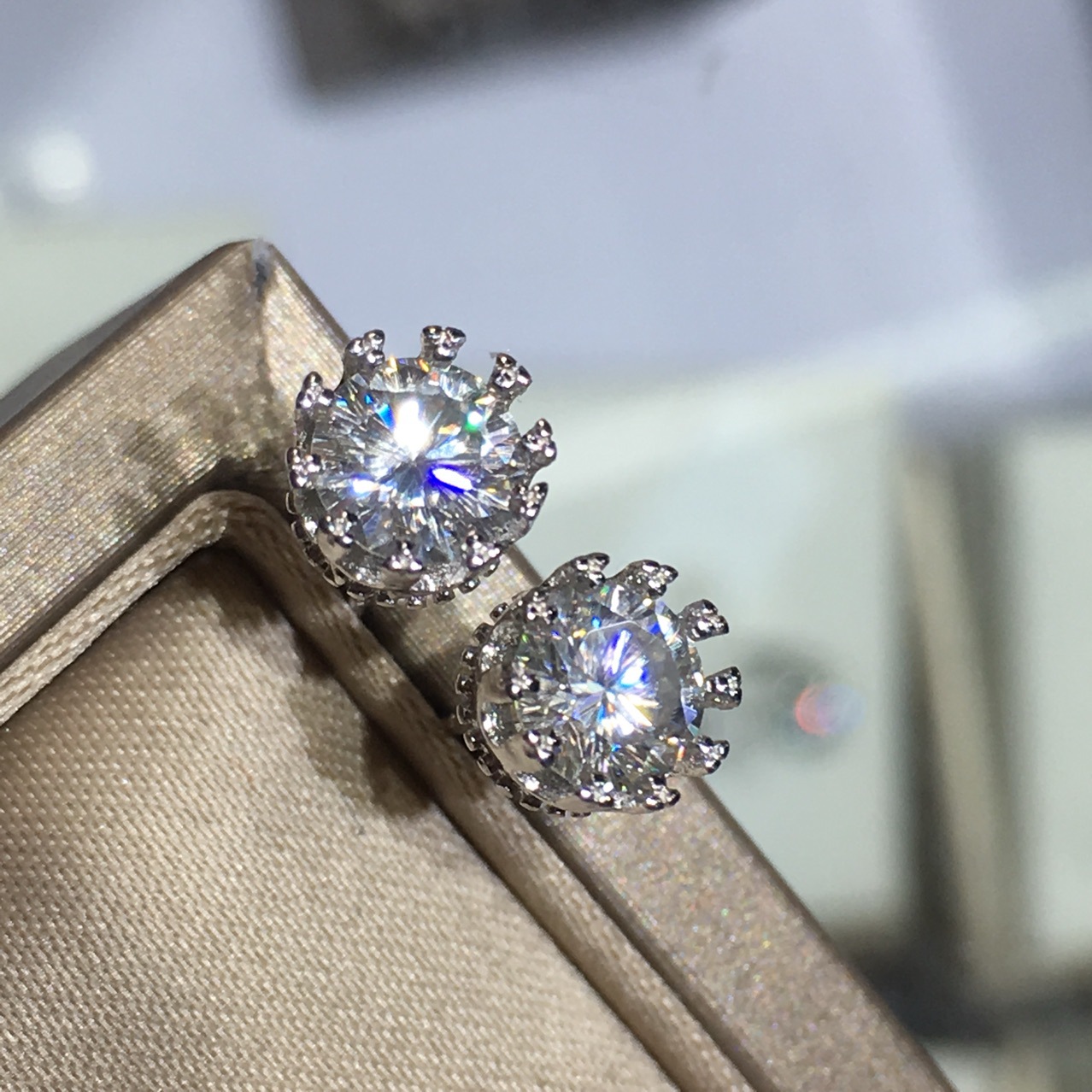 50分 超闪莫桑钻耳钉 s925银18k金工艺 经典款重现 可过钻笔