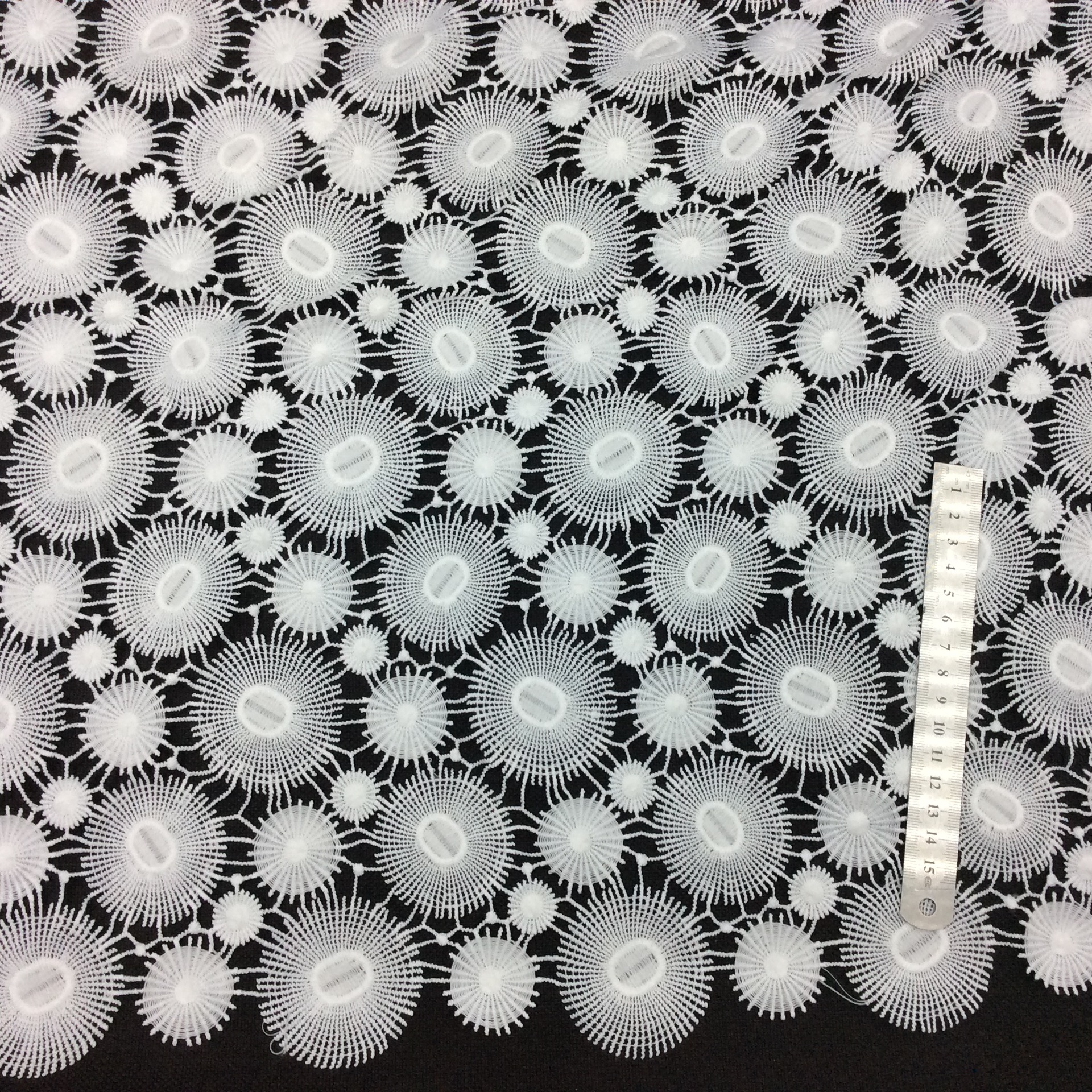 水溶牛奶丝面料 绣花蕾丝婚纱礼服布料 大小圆点不规则 厂家直销