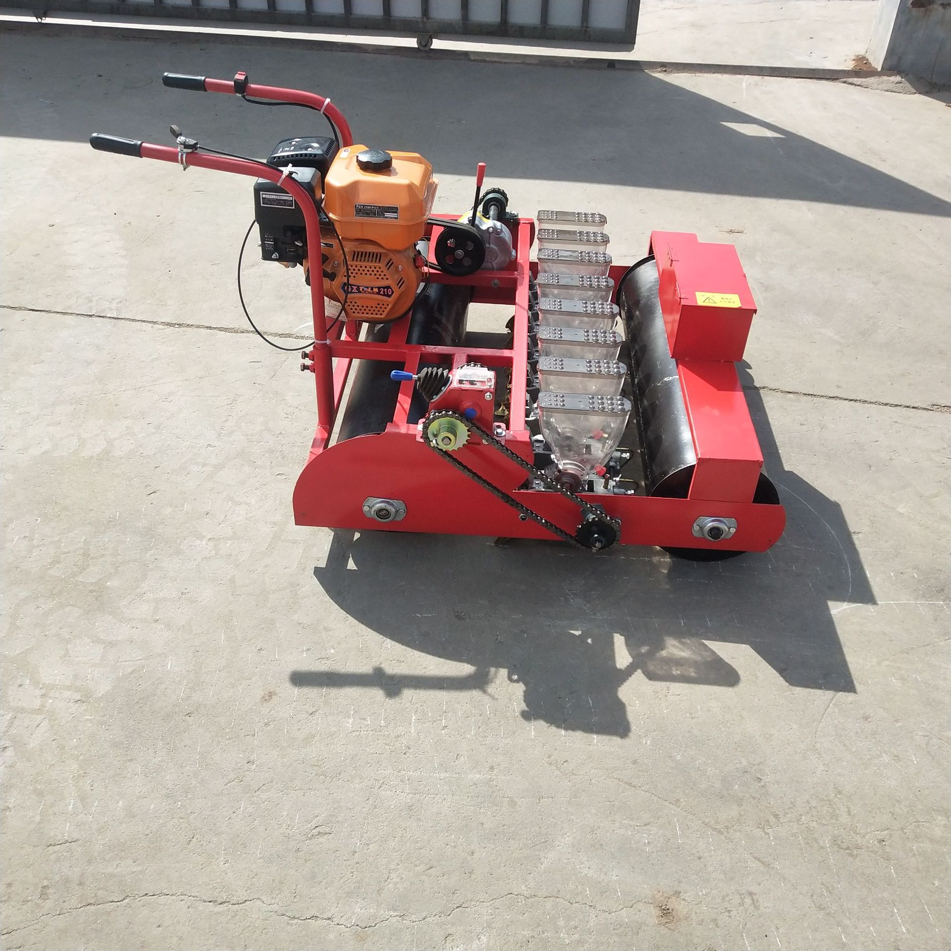 发动机带动多功能播种,镇压一体播种机:寿光市农益播农业机械有限公司