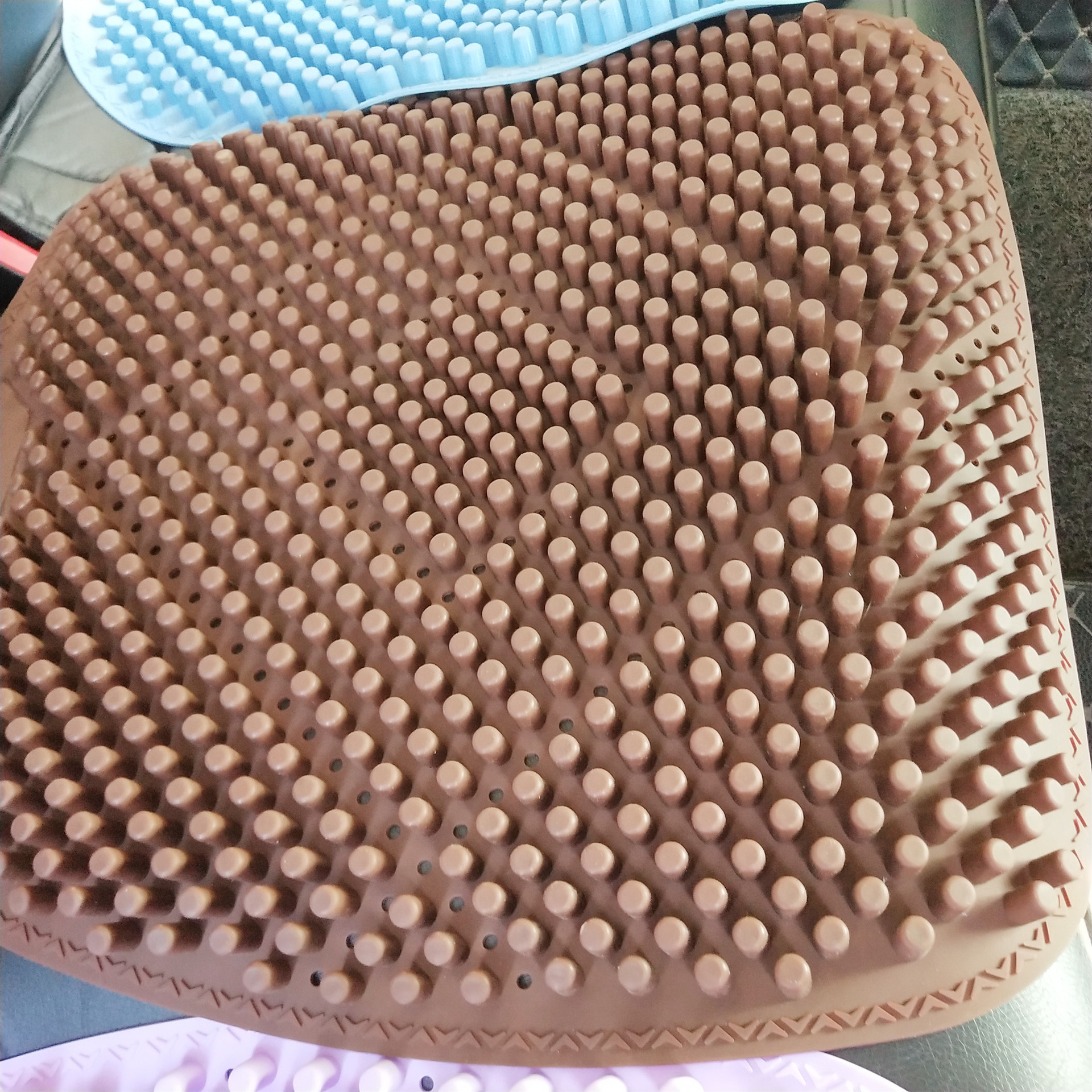 厂家批发汽车坐垫 座椅硅胶坐垫 多款式多小孔新款车载坐垫现货