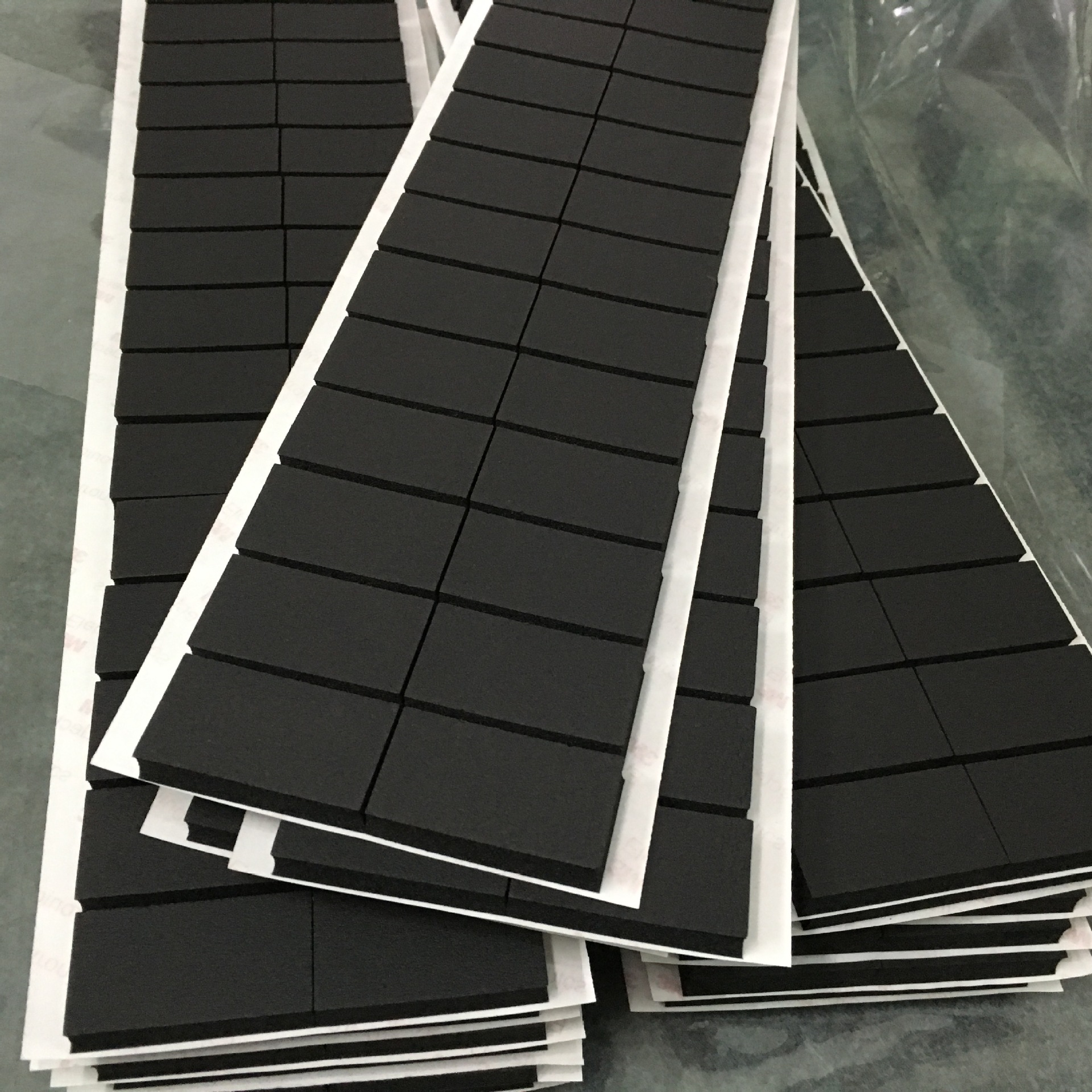 直销cr防火泡棉阻燃海棉垫自粘氯丁橡胶发泡泡沫绝缘黑色棉贴