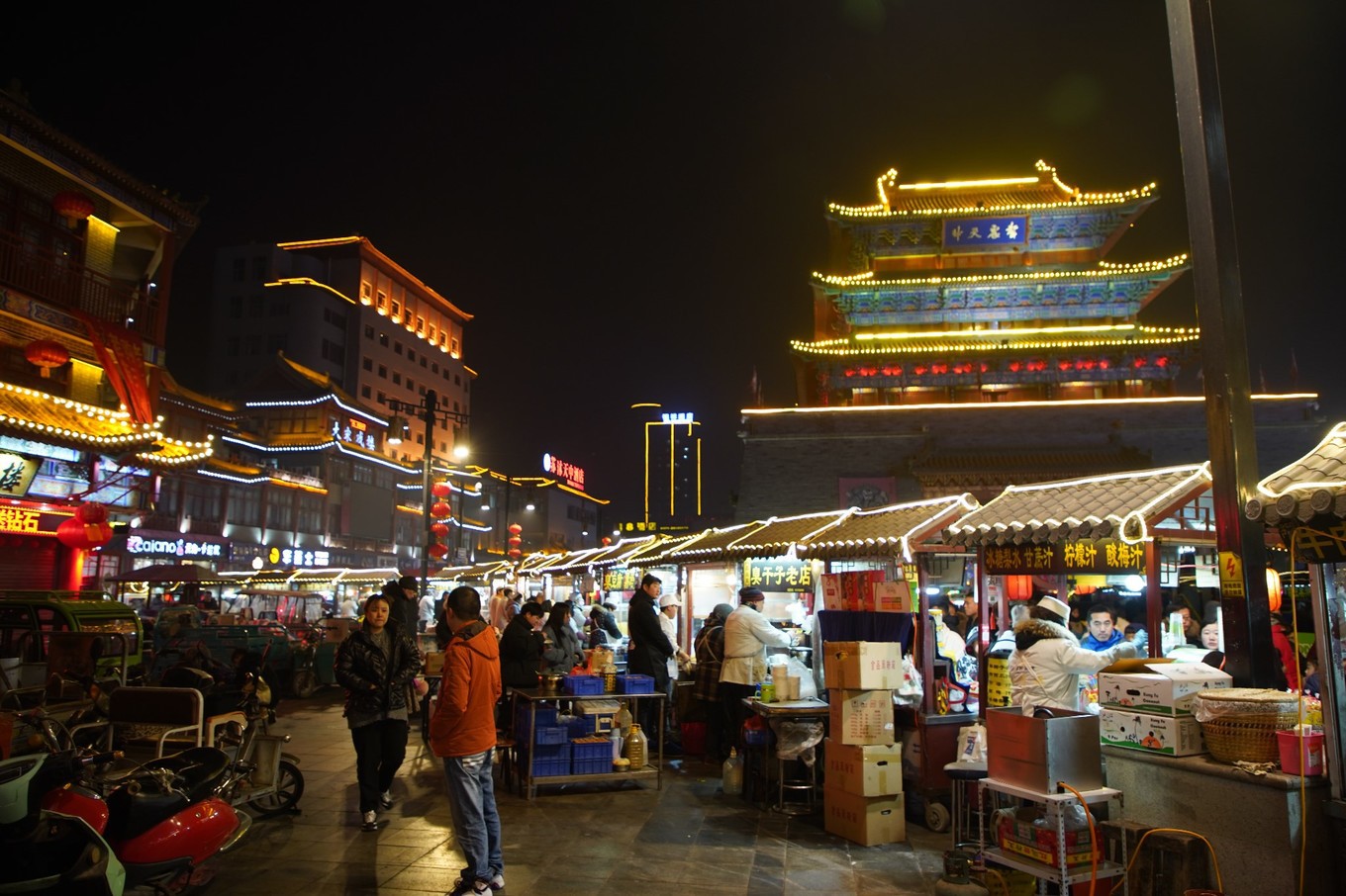 老黄记灌汤包和锅塌豆腐,饭后开车去了宋都御街,龙亭公园看夜景