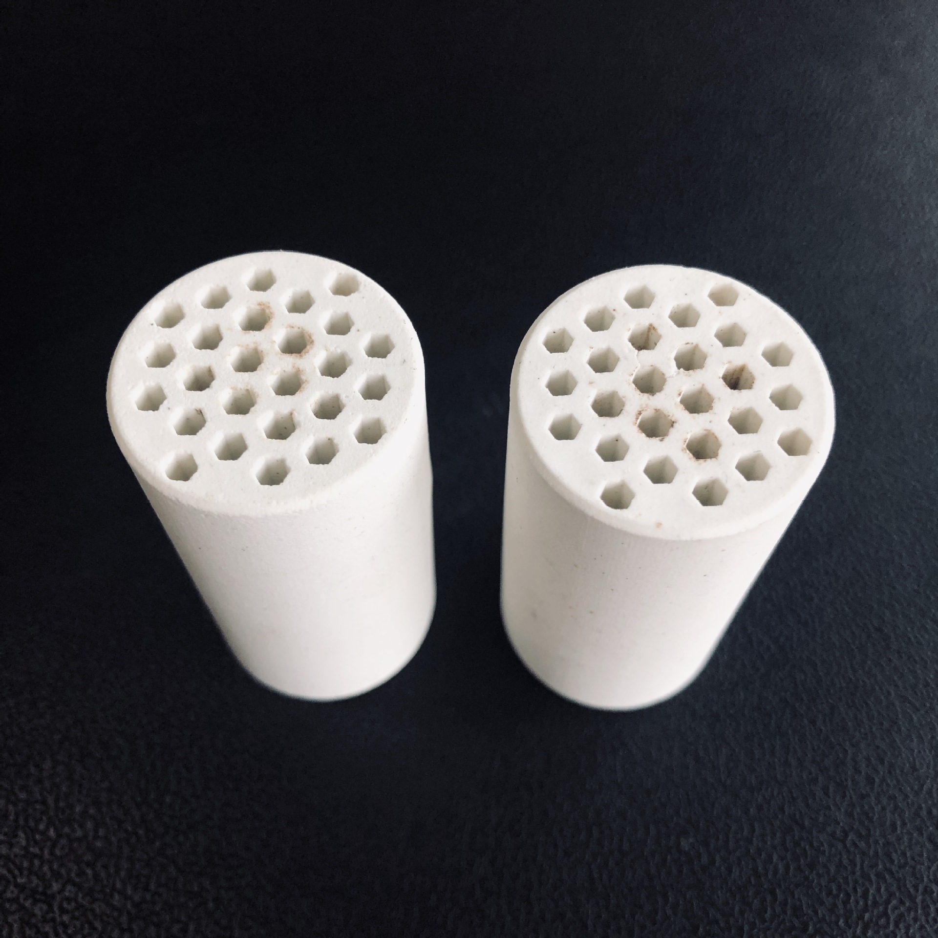 堇青石蜂窝陶瓷柱气体过滤燃烧导热多孔瓷柱