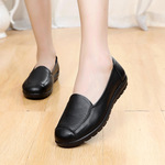 2023冬季妈妈鞋软皮圆头休闲加绒女单鞋平跟防滑保暖上班工作女鞋