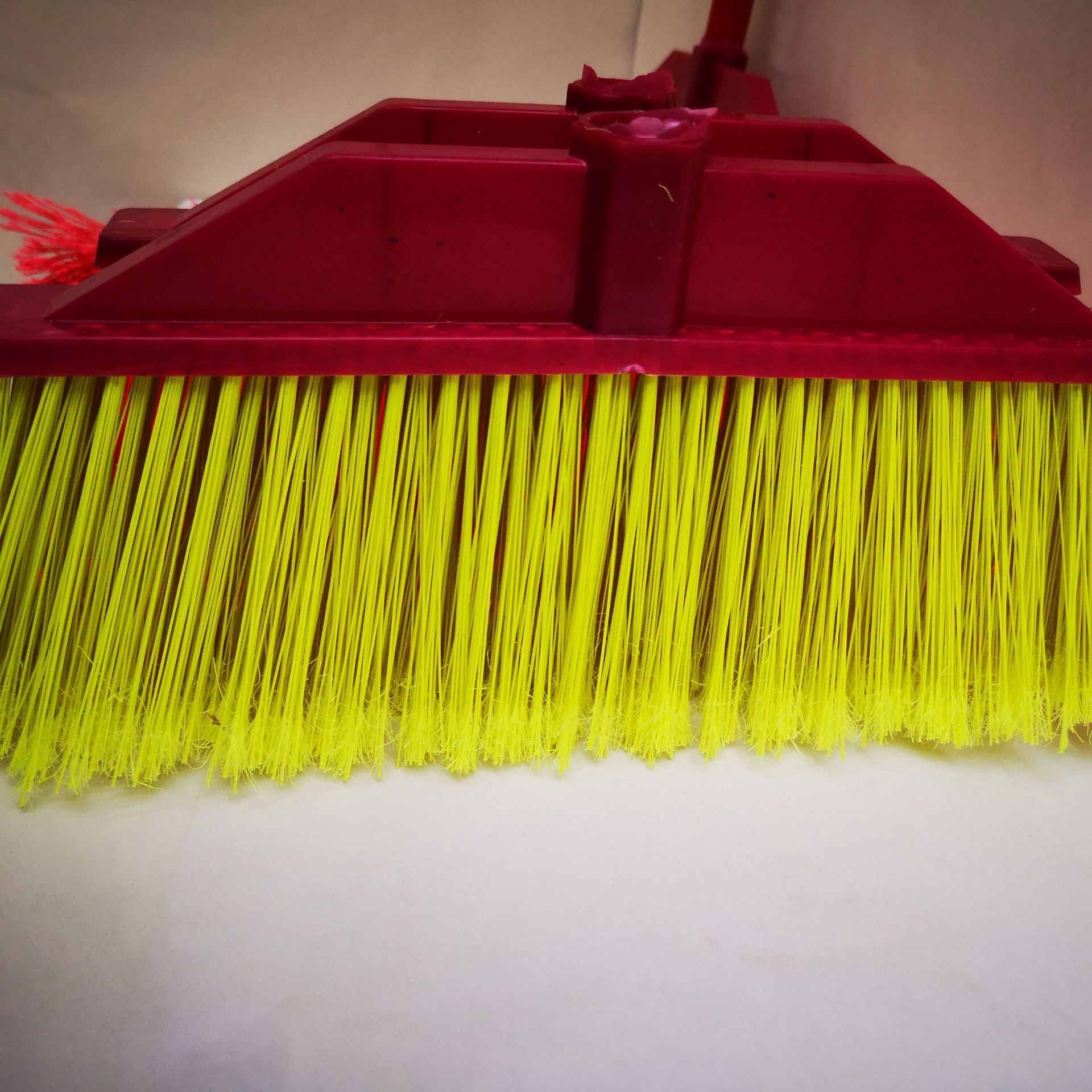 厂家供应环卫学校工厂应用木把四排方壳单色弹力开毛硬丝塑料扫把