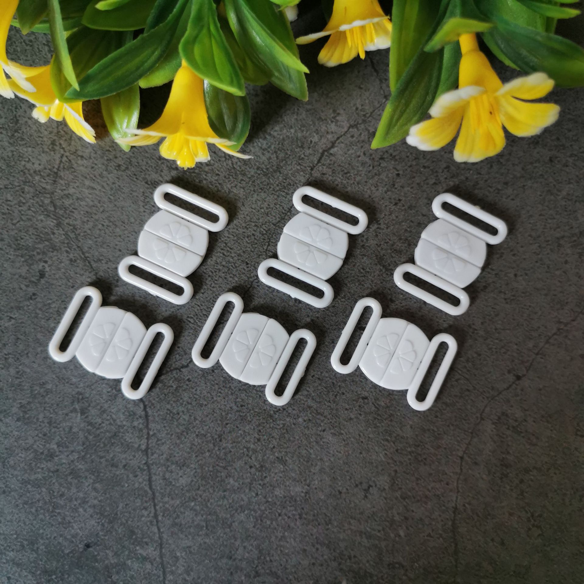 文胸黑白对扣 塑料文胸带花纹内衣扣 塑胶按压文胸扣