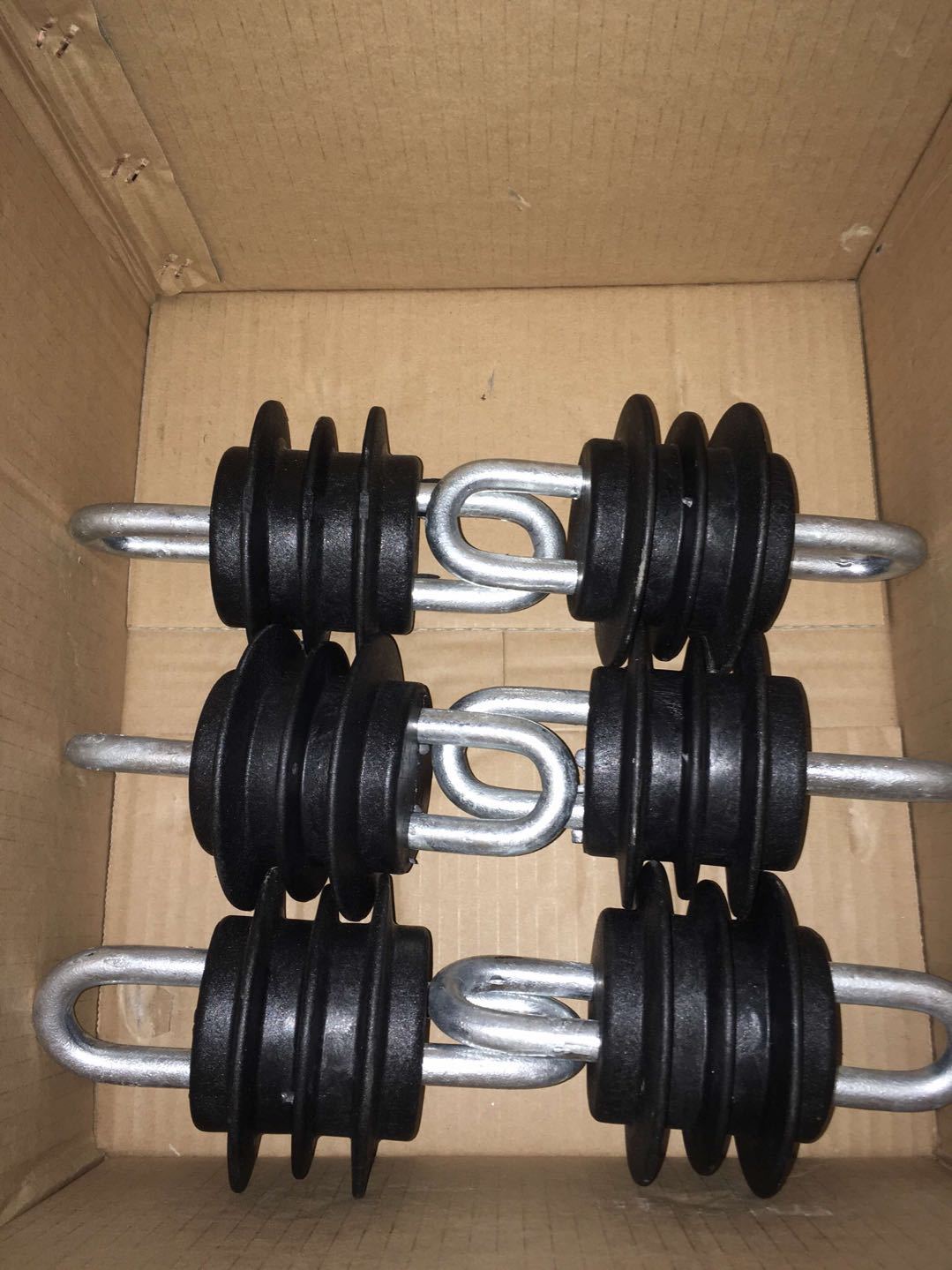 拉紧绝缘子用于输配电线路和通信线路,广播线路终端,拐角或大跨电杆上