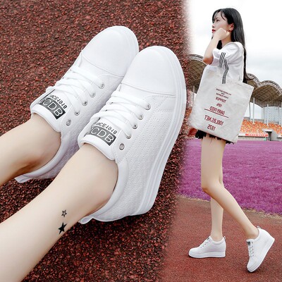 青春干练年轻少女休闲鞋配白色t恤黑色短裤小白鞋内增高厚底板鞋