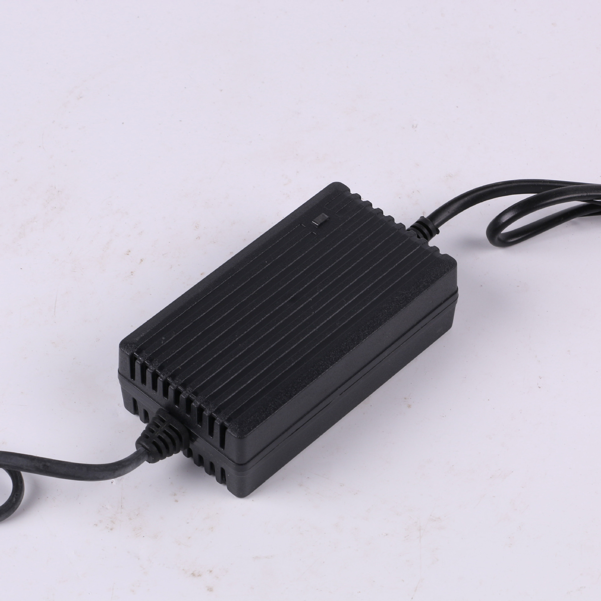 厂家供应 12v铅酸电池充电器 蓄电池充电器 电瓶充电器现货批发