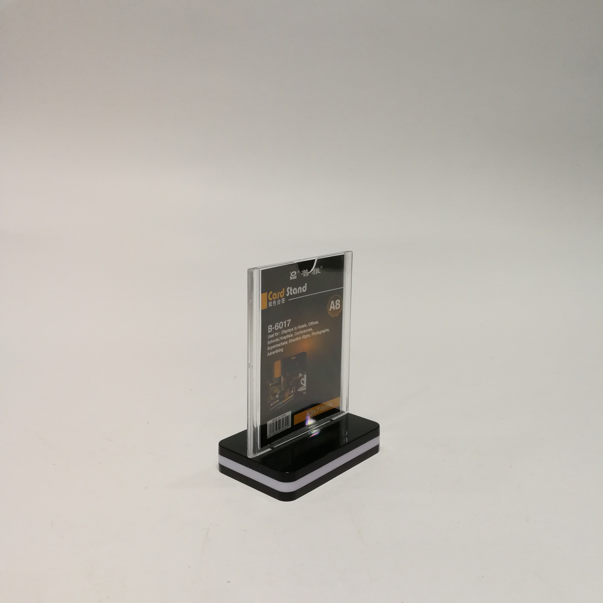 底座由黑白相间两色组成,边角圆滑,台卡透明度好