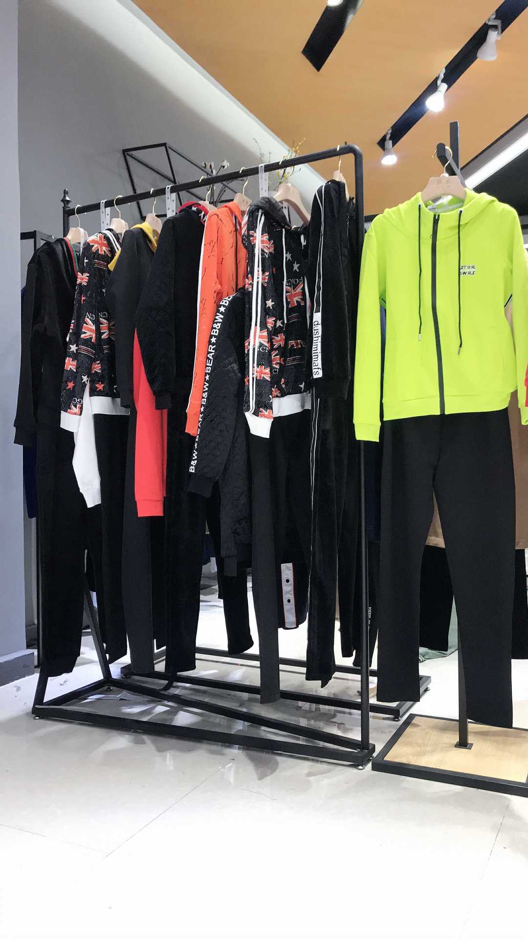 首页 服装 女装 大码女装 休闲运动套装19秋装 广州云拾衣服饰批发