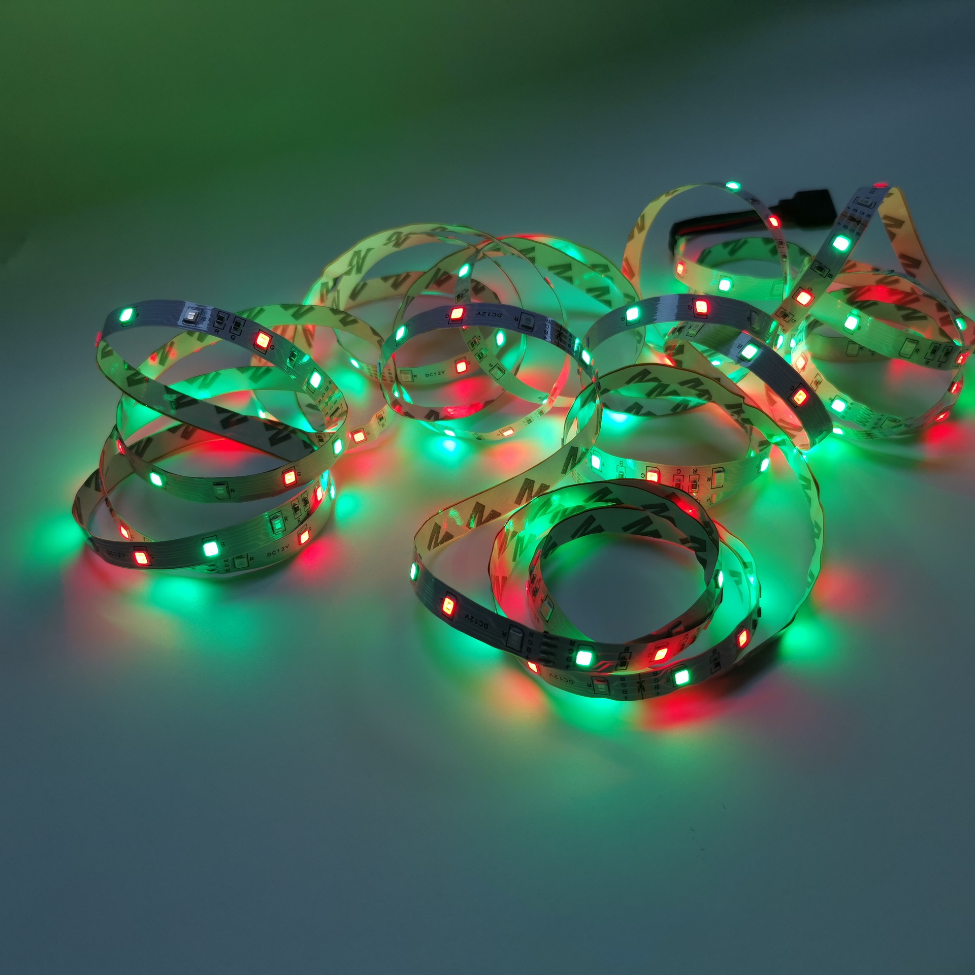 跨境专供led软灯带2835rgb七彩灯带60灯8mm 12v圣诞灯串闪光变色