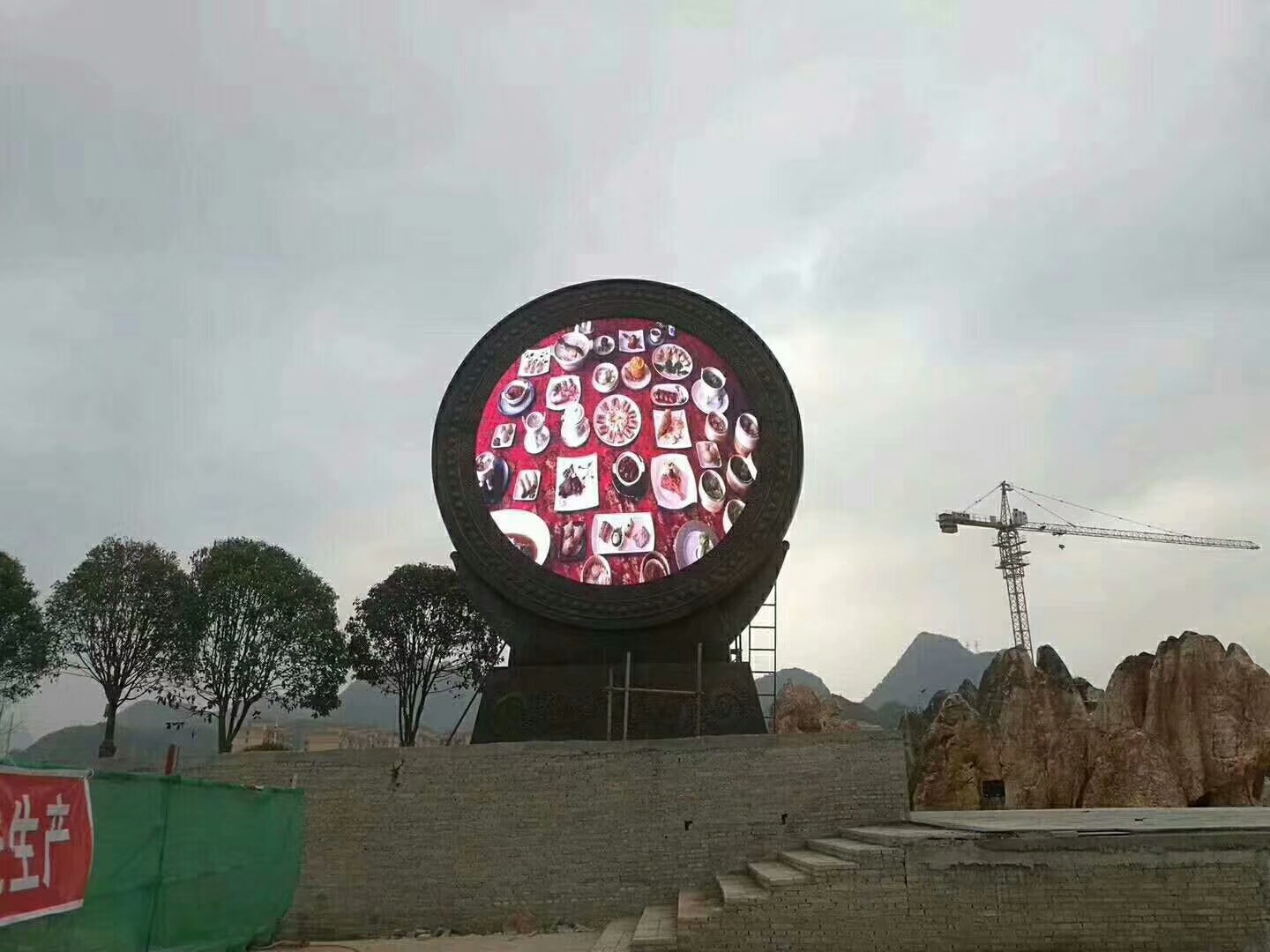 户外圆形led显示屏 立柱led广告屏p5户外led电子屏厂家安装价格