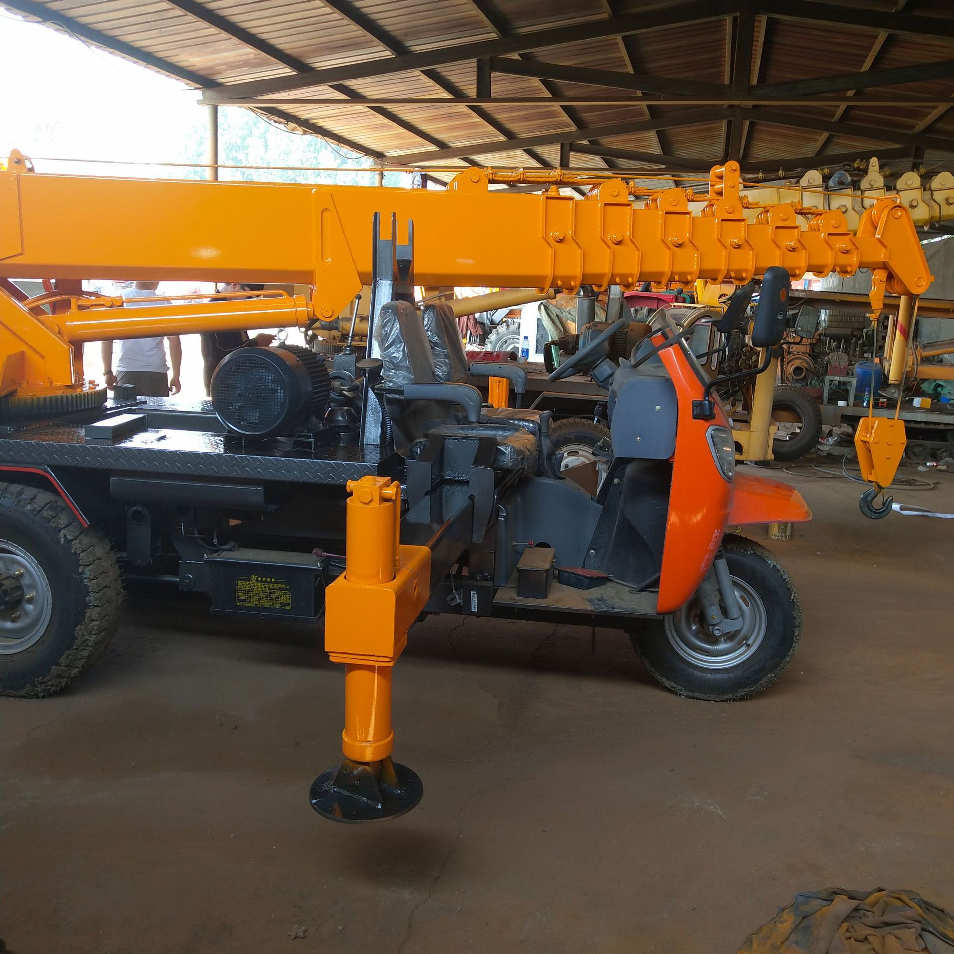 工厂发货5吨三轮车吊车 油电两用三马子吊车 18米三轮起重机