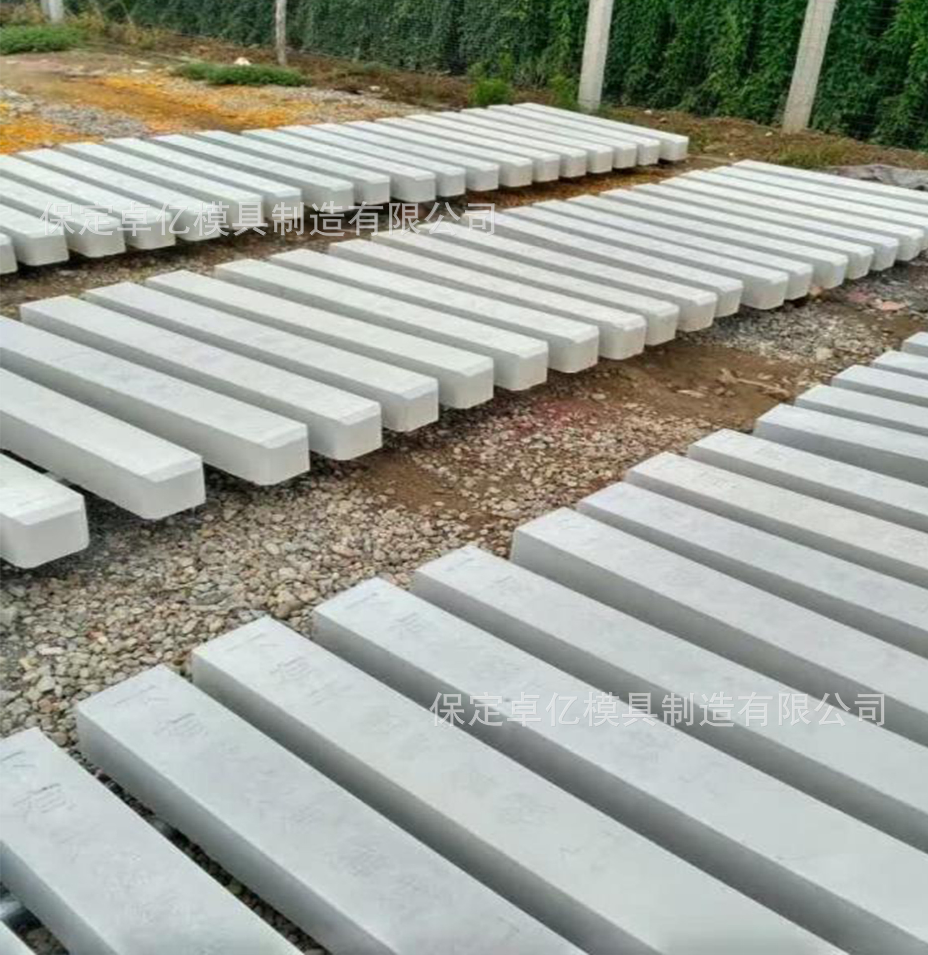 高速公路混凝土水泥警示桩模具 示警桩警示柱示警柱标志桩模具