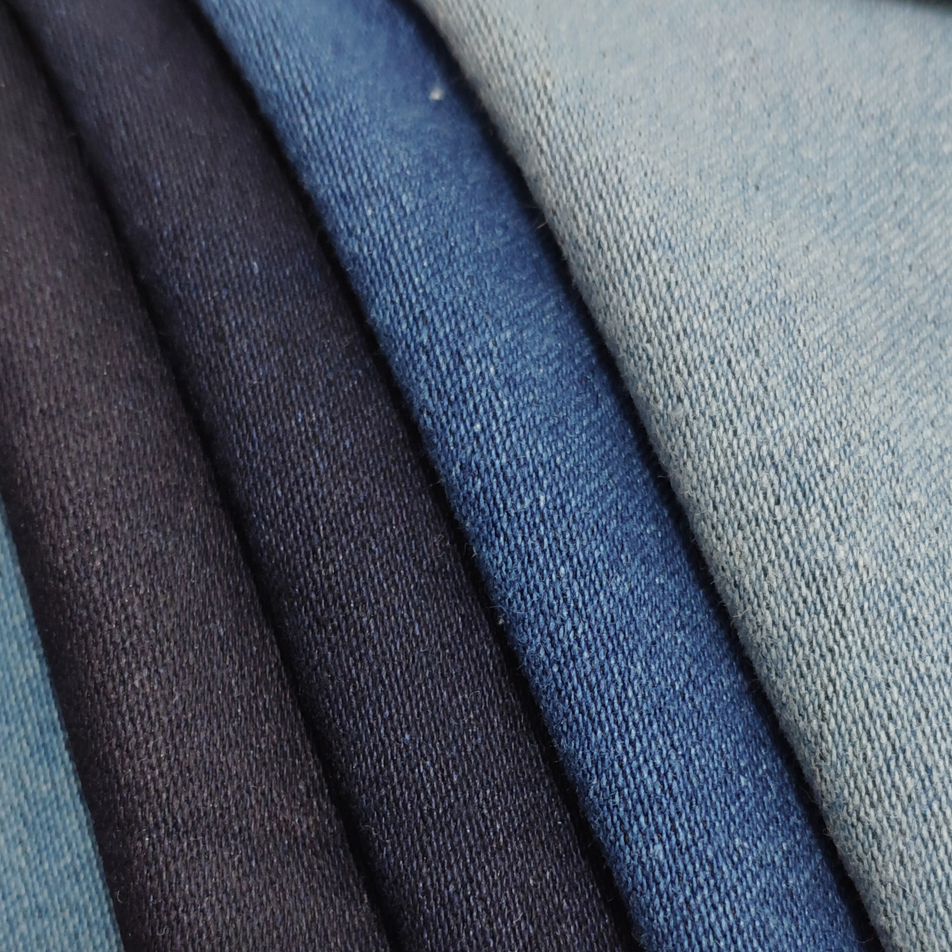 牛仔面料 弹力缎纹涤棉牛仔布 蓝面黑底 8oz 秋季童装裤装面料