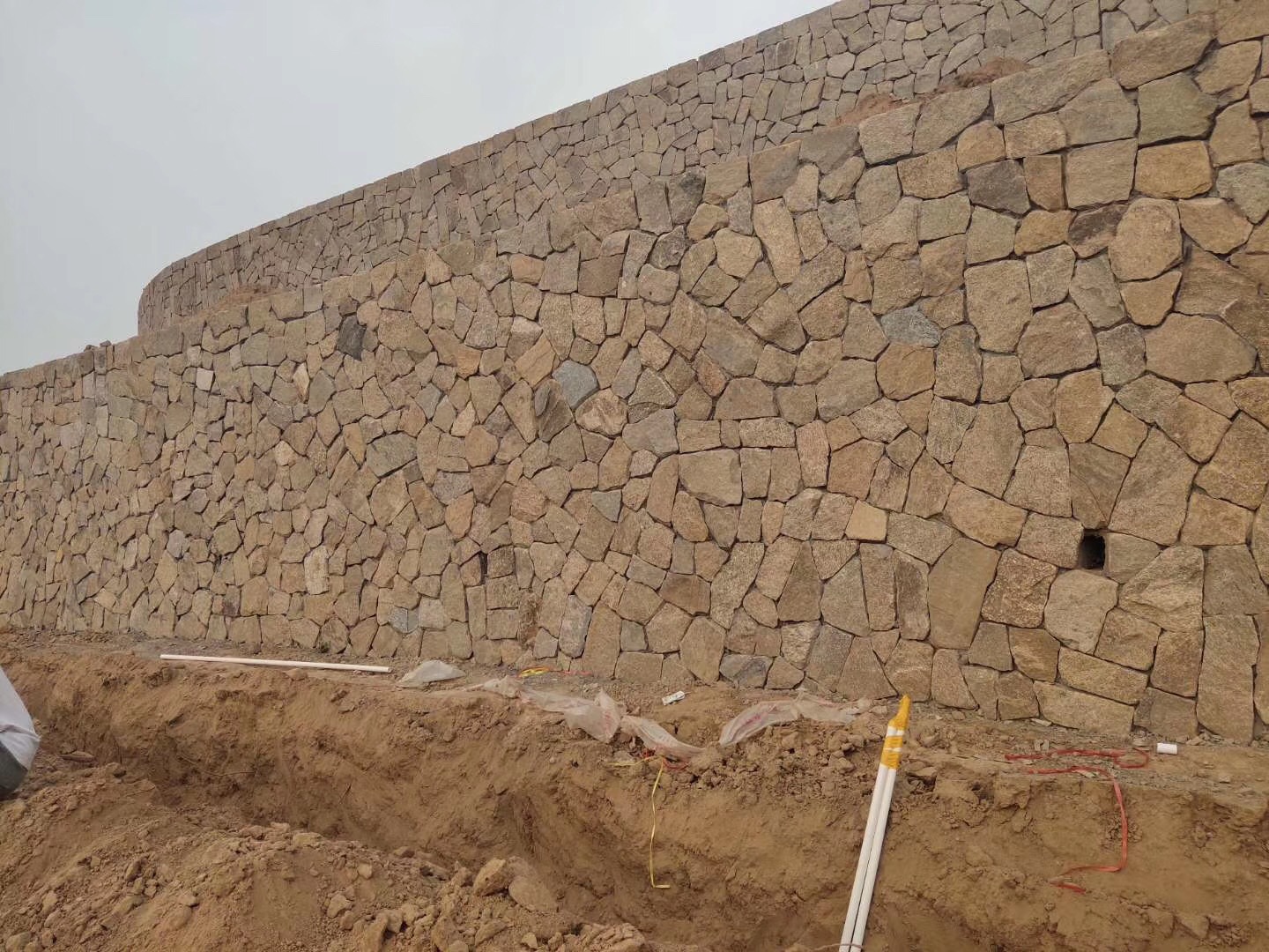 挡土墙石块垒墙石不规则砌墙石荒料料石垒墙石乱型石石料水幕墙