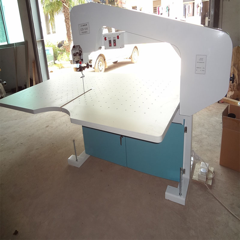 供应各种型号气垫式钢带裁剪机龙门刀裁布运剪机服装裁剪机械设备