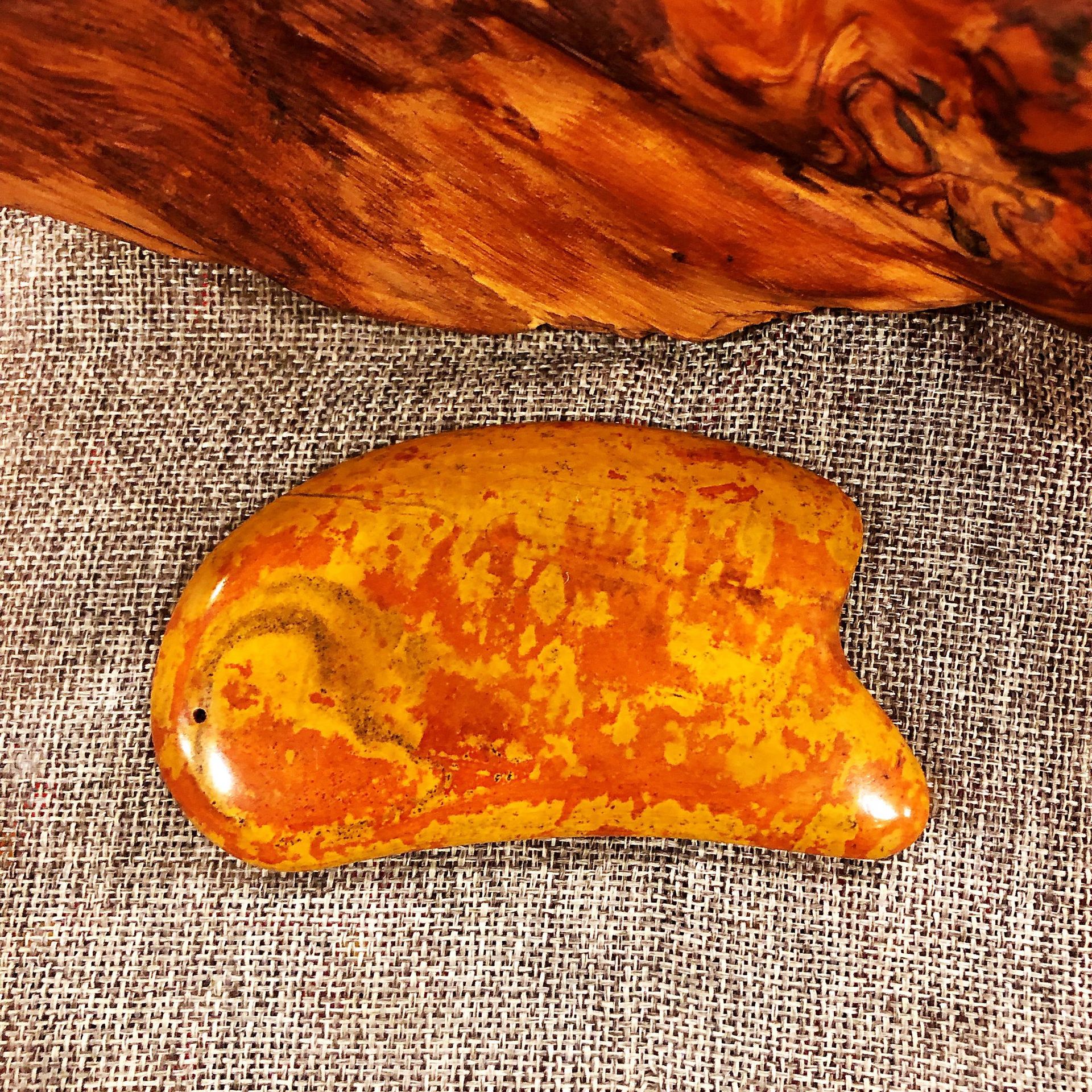 泗水圣仁砭石 红黄相间泗水红砭石刮痧板 润度高厚度适中刮痧