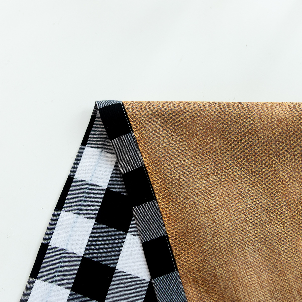 跨境爆款圣诞节日桌旗装饰用品礼品格子布艺餐桌垫黑色北欧式家纺