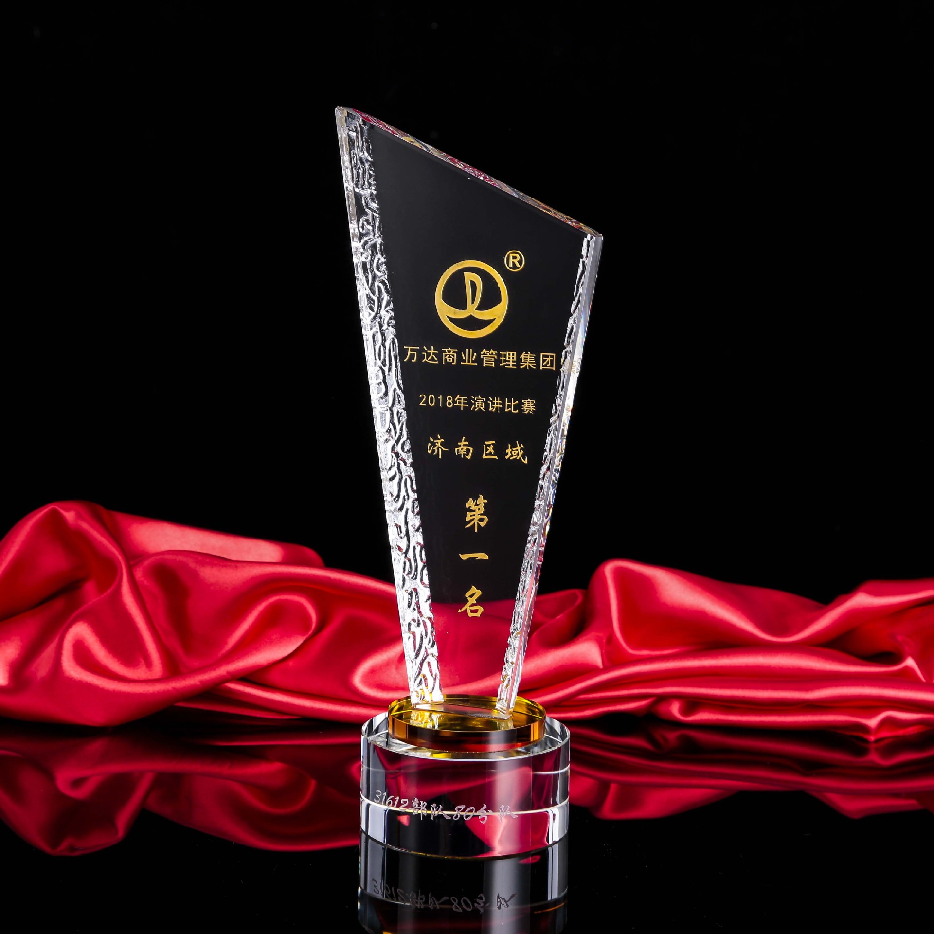 伯德和"魔术师"欧文·约翰逊的名字命名,形状与总决赛 mvp 奖杯相似