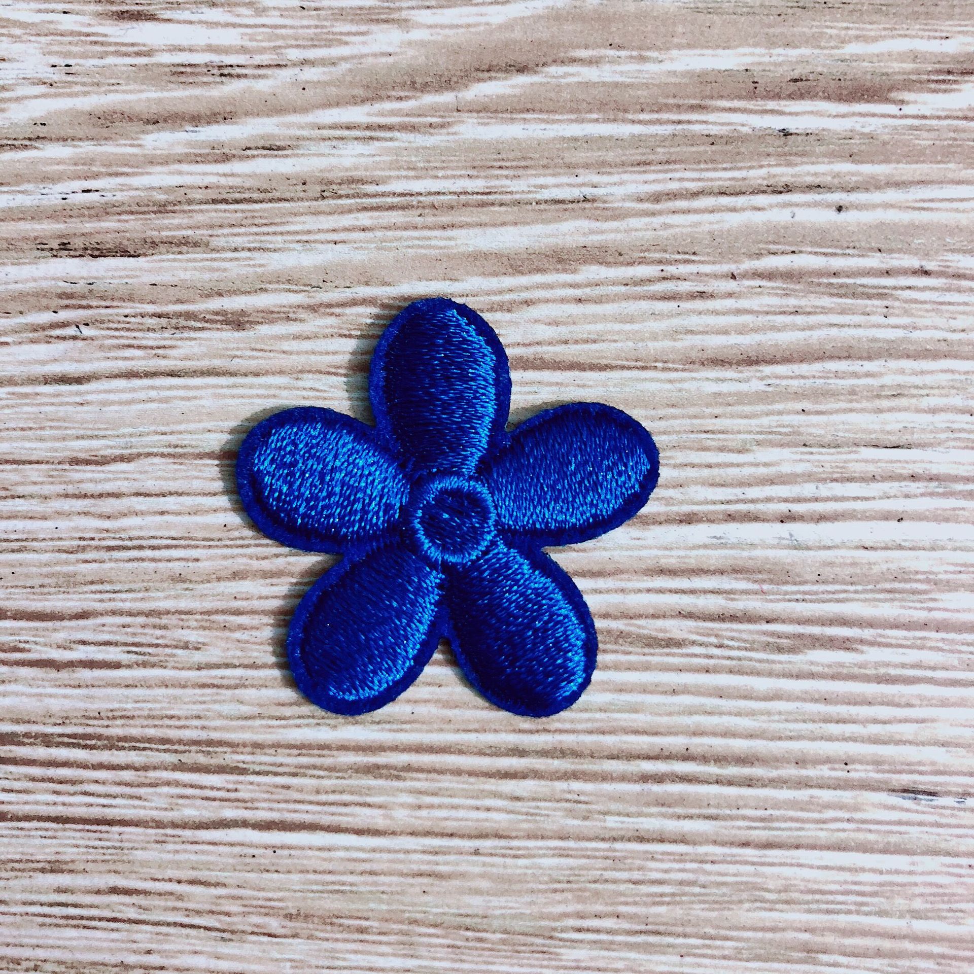 新品时尚可爱糖果色五叶花 小尺寸满绣电脑刺绣布贴 衣服补丁装饰