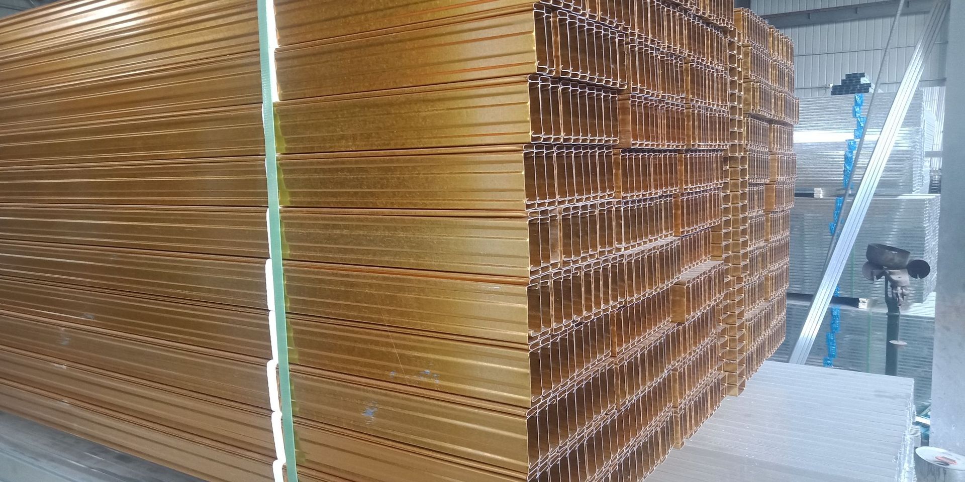 厂家直销轻钢龙骨采用热镀锌带钢制作施工快成本低具有防火防腐蚀