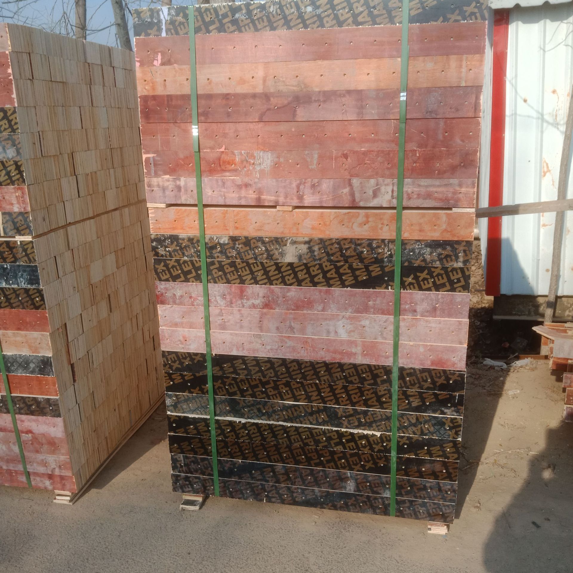 地理优势我们厂主要生产刨花墩 锯末墩 多层板墩 胶合板墩 贴面脚墩