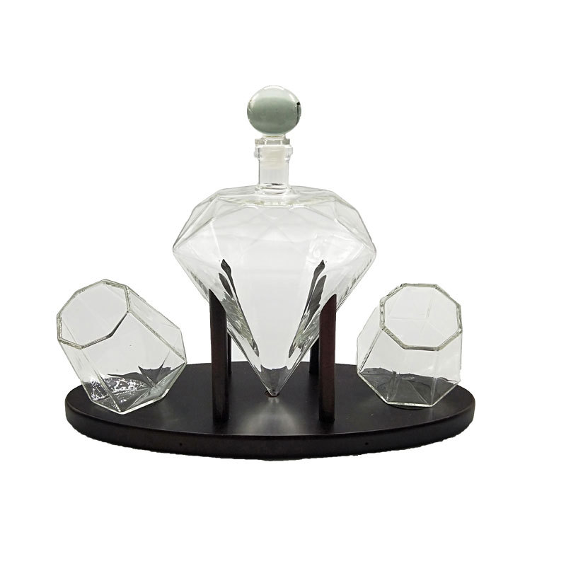 水晶钻石玻璃酒瓶创意钻石形磨砂异形玻璃工艺酒瓶高硼玻璃厂家