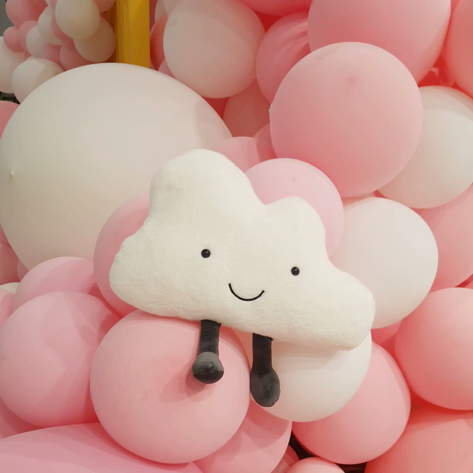少女心微笑云朵抱枕沙发靠垫汽车头枕可爱云朵毛绒小挂件批发定制