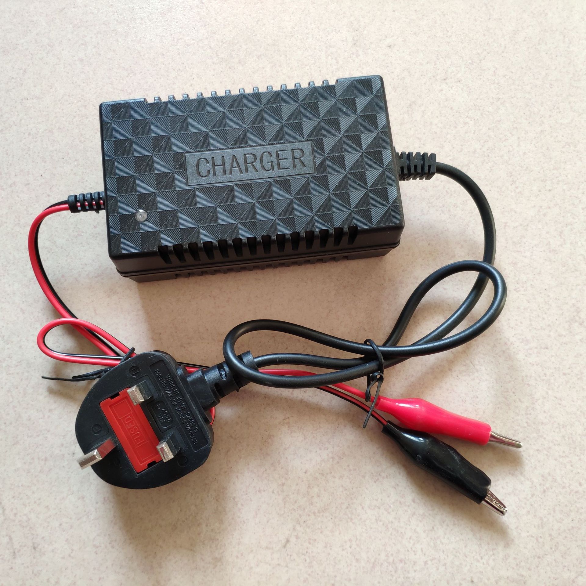 批发价格12v2a充电器12v汽车 摩托车电瓶充电器 蓄电池充电器