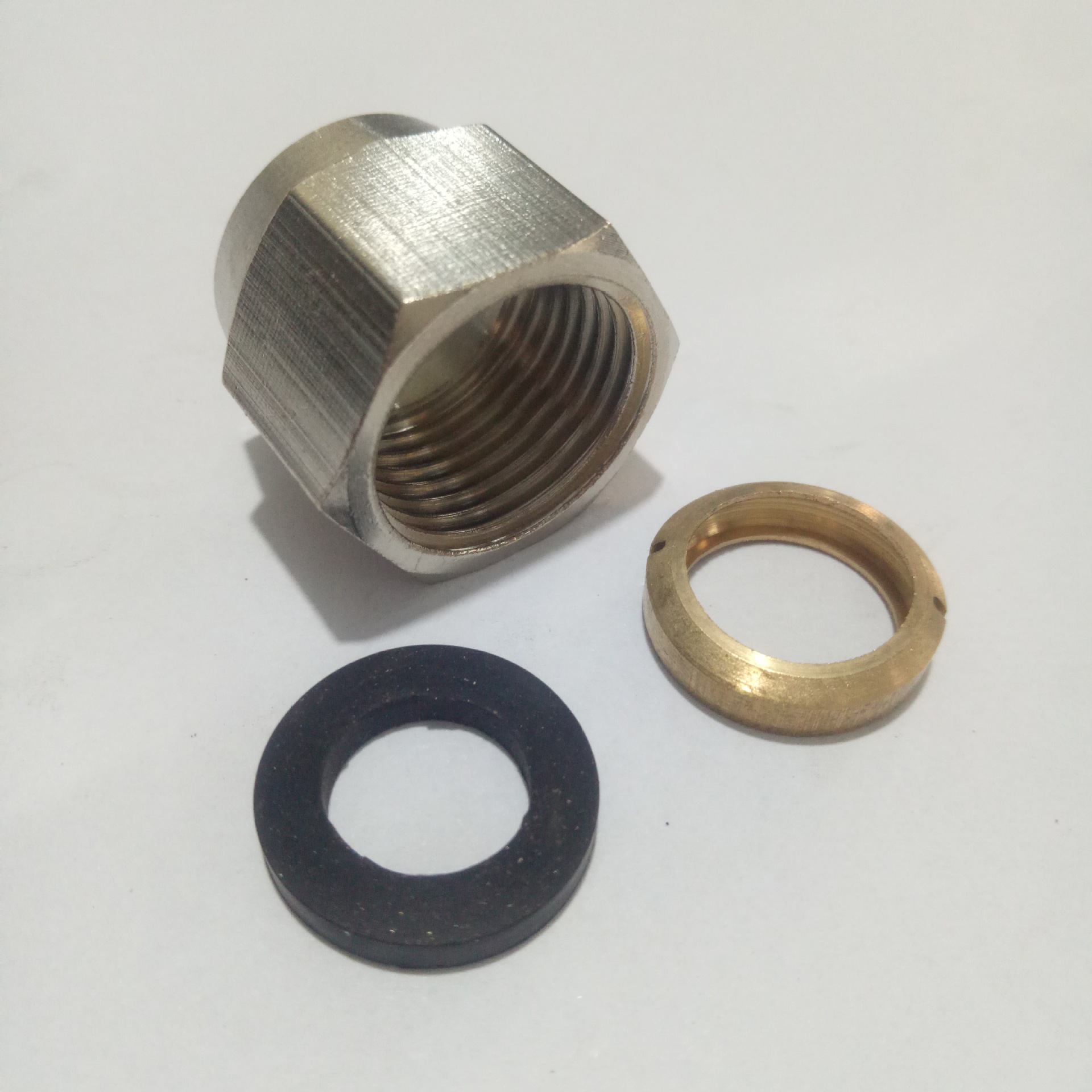 4分15.8 16.8燃气波纹管铜接头 燃气管螺帽 带半圆铜卡