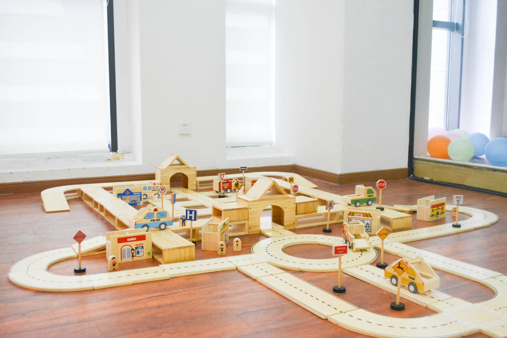 幼儿园建构区角积木玩具 城市主题积木 100片木制实木益智玩具